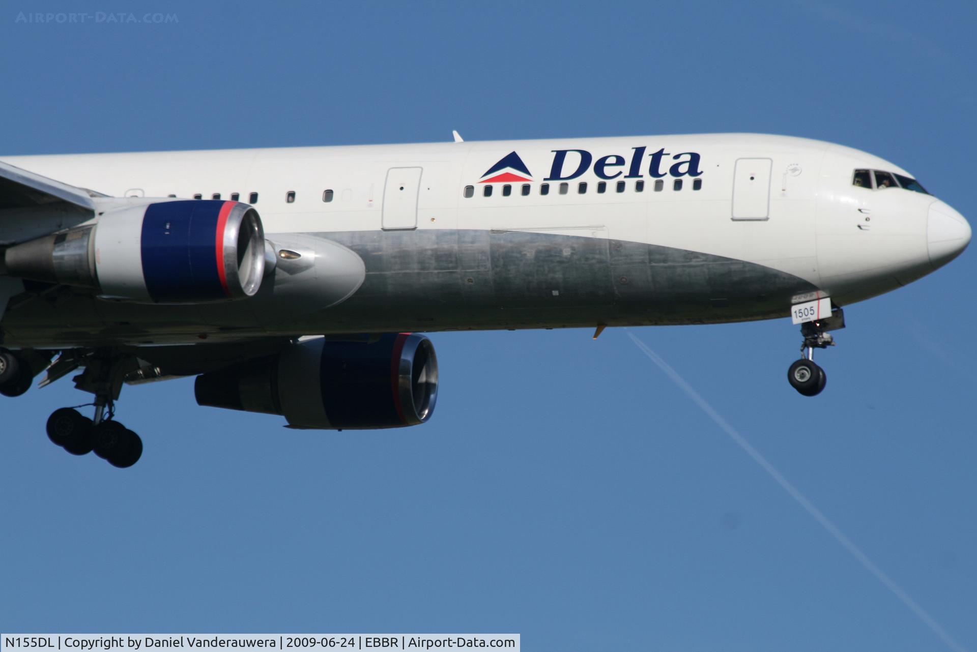 N155DL, 1991 Boeing 767-3P6 C/N 25269, arrival of flight DL124 to rwy 02