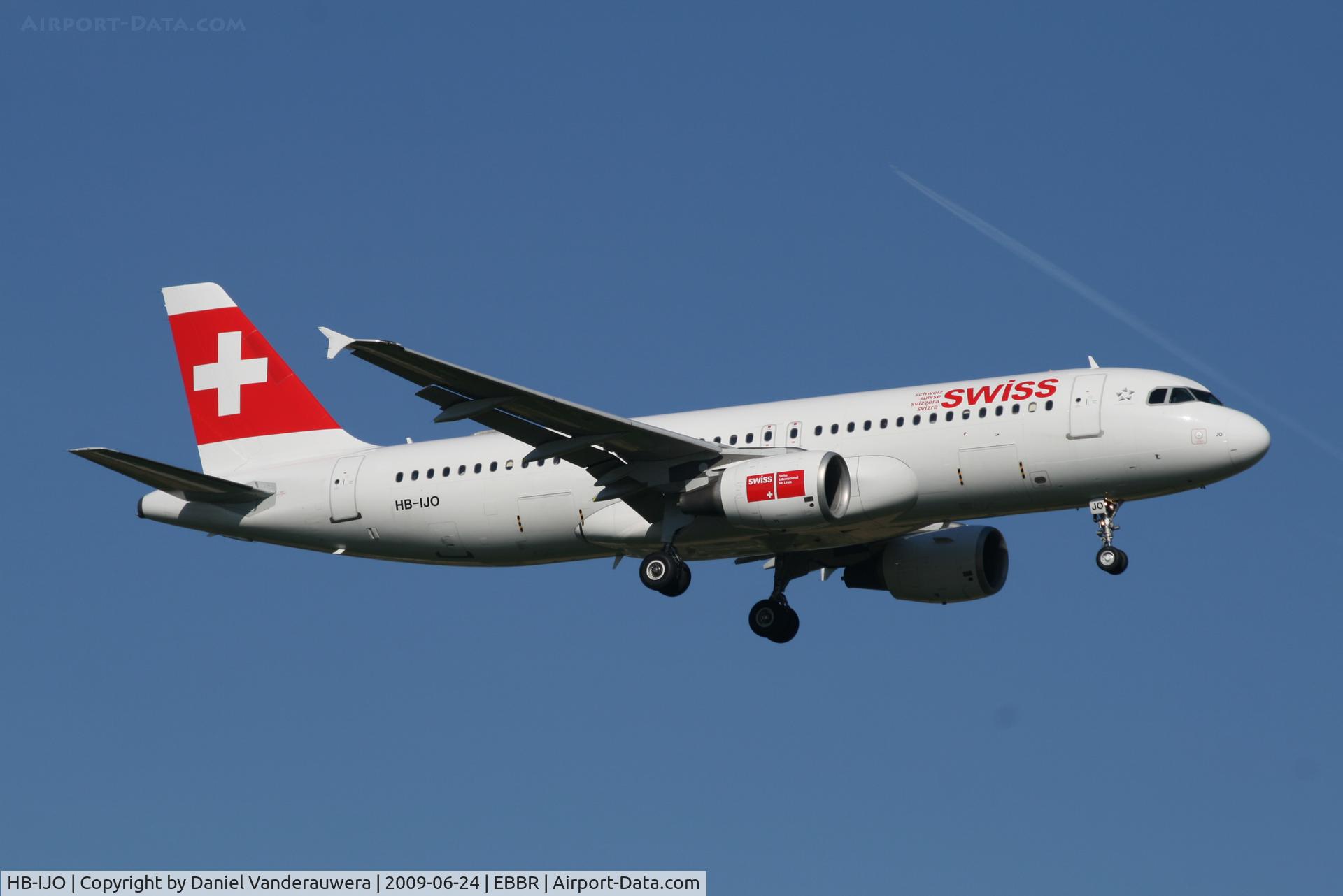 HB-IJO, 1997 Airbus A320-214 C/N 673, arrival of flight LX786 to rwy 02