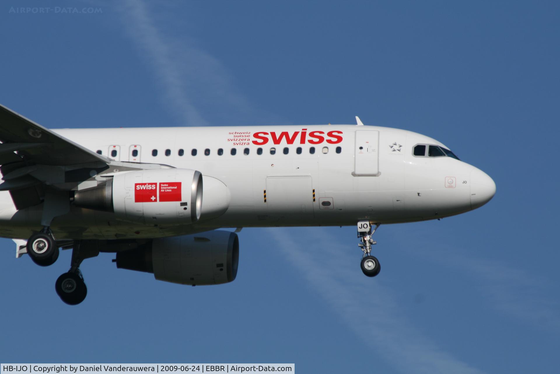 HB-IJO, 1997 Airbus A320-214 C/N 673, arrival of flight LX786 to rwy 02