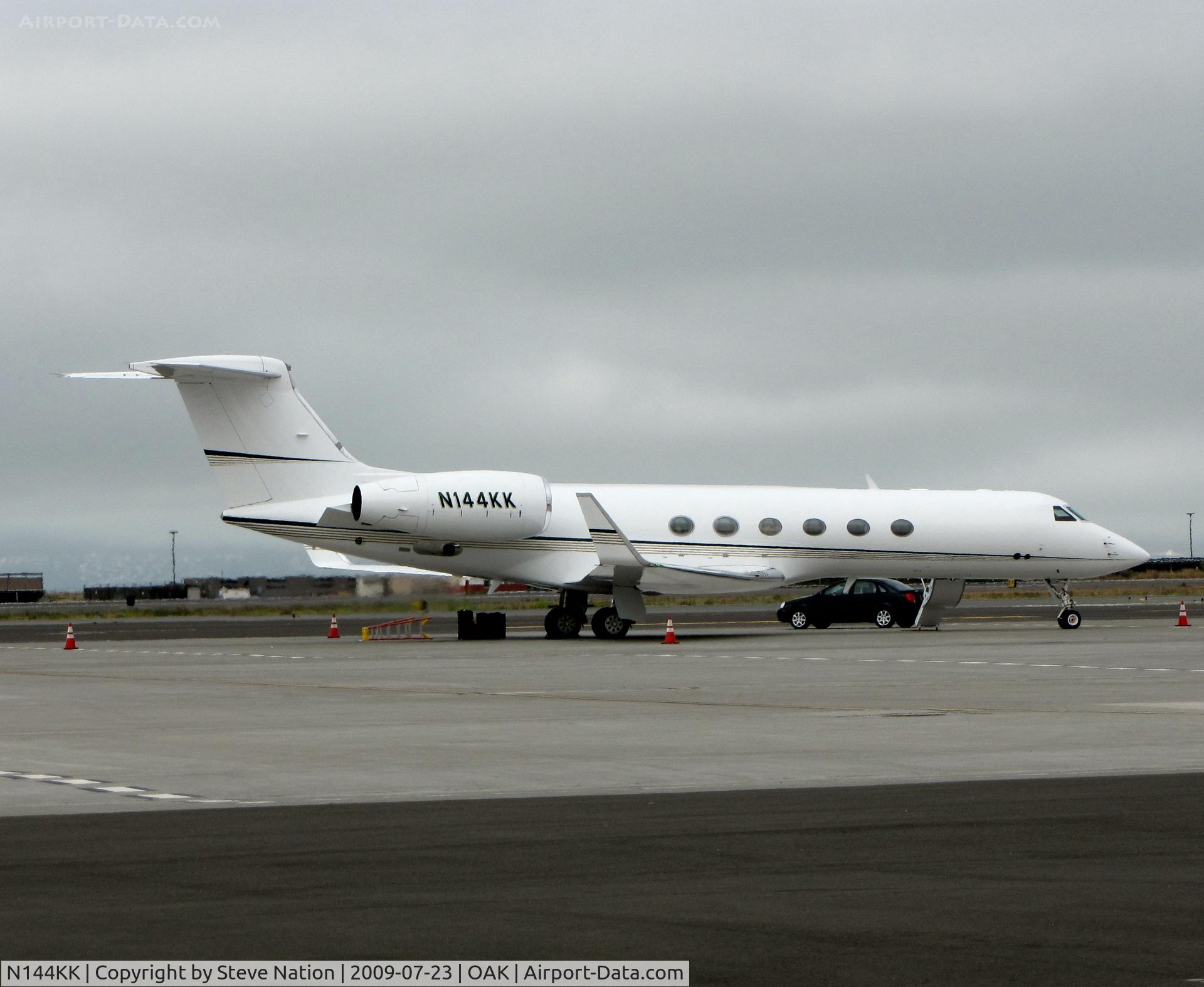 N144KK, 1998 Gulfstream Aerospace Gulfstream V C/N 559, 1998 Gulfstream Aerospace G-V @ foggy Oakland Int'l (North Field), CA