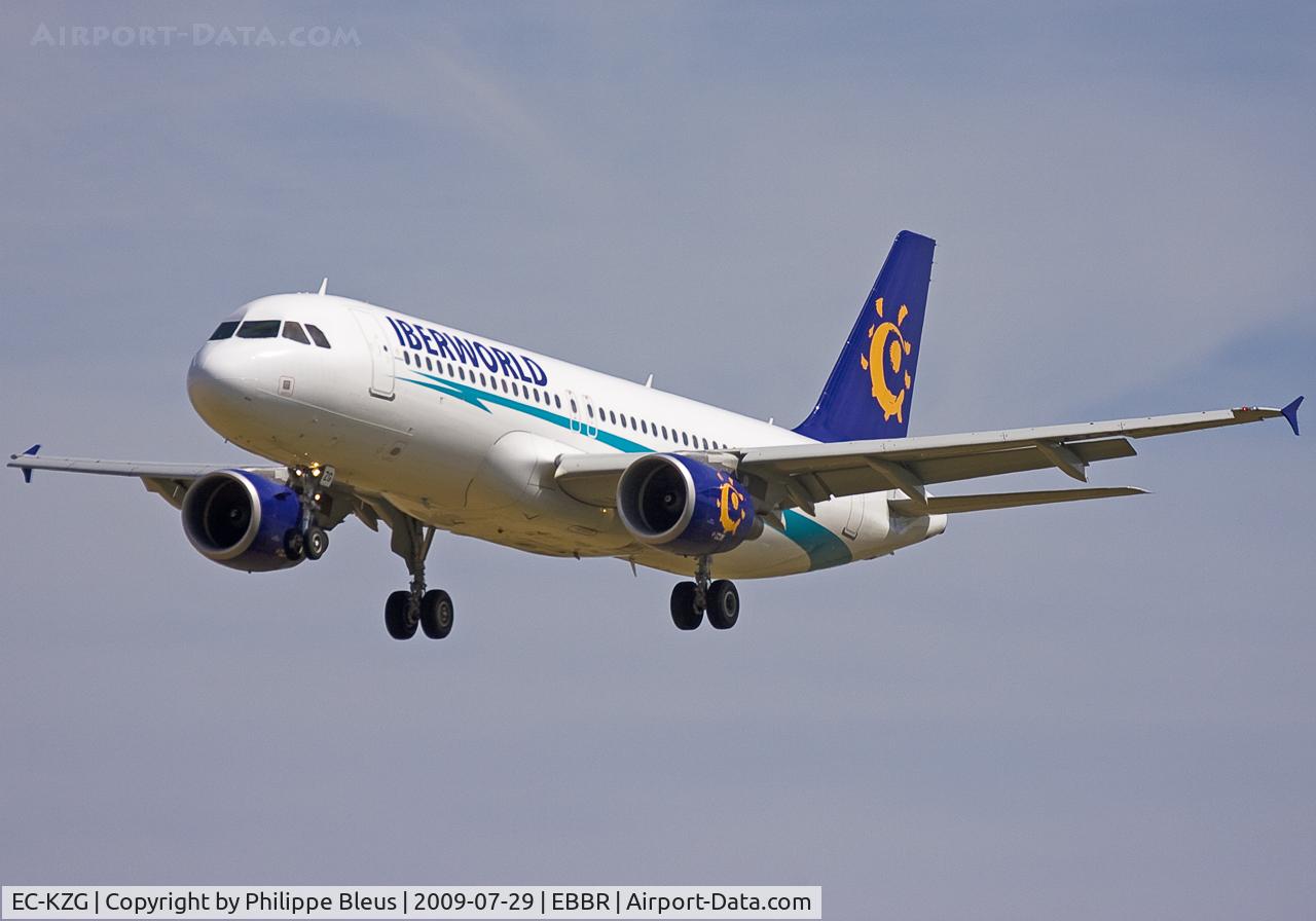 EC-KZG, 2009 Airbus A320-214 C/N 3868, Short final rwy 25L.