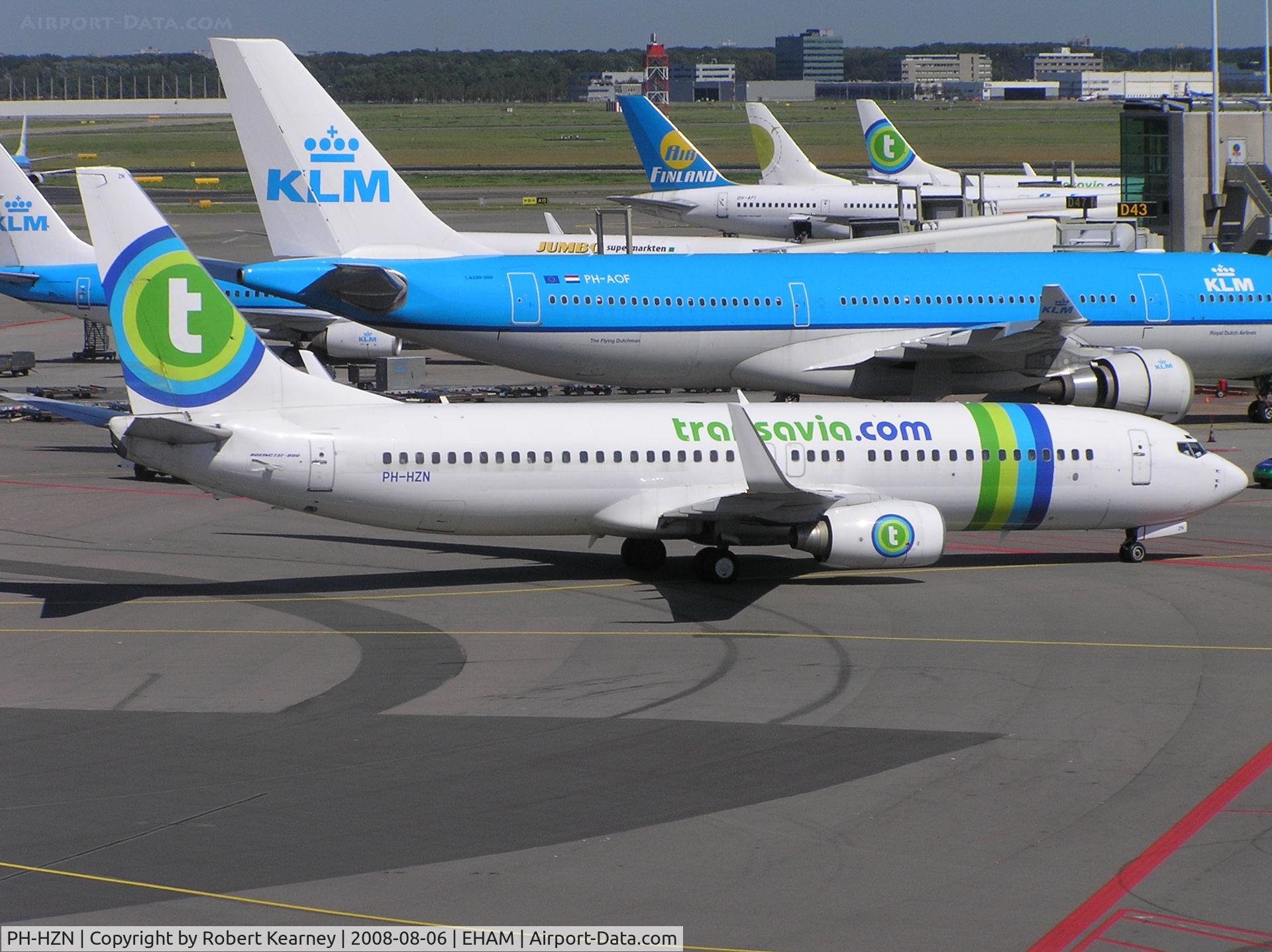PH-HZN, 2004 Boeing 737-8K2 C/N 32943, Transavia going onto stand
