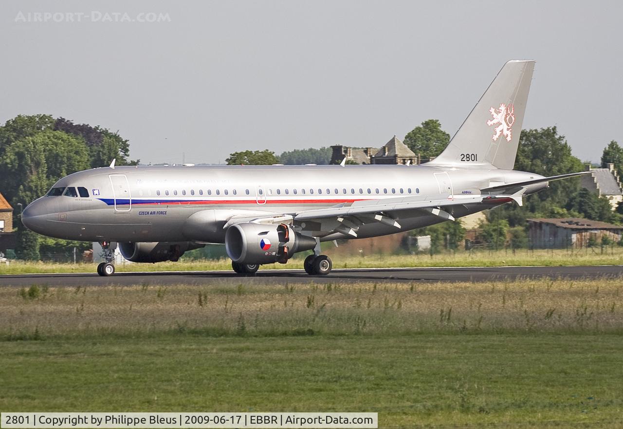 2801, 2007 Airbus ACJ319 (A319-115/CJ) C/N 2801, Braking on rwy 25L, (red) reversers wide open.