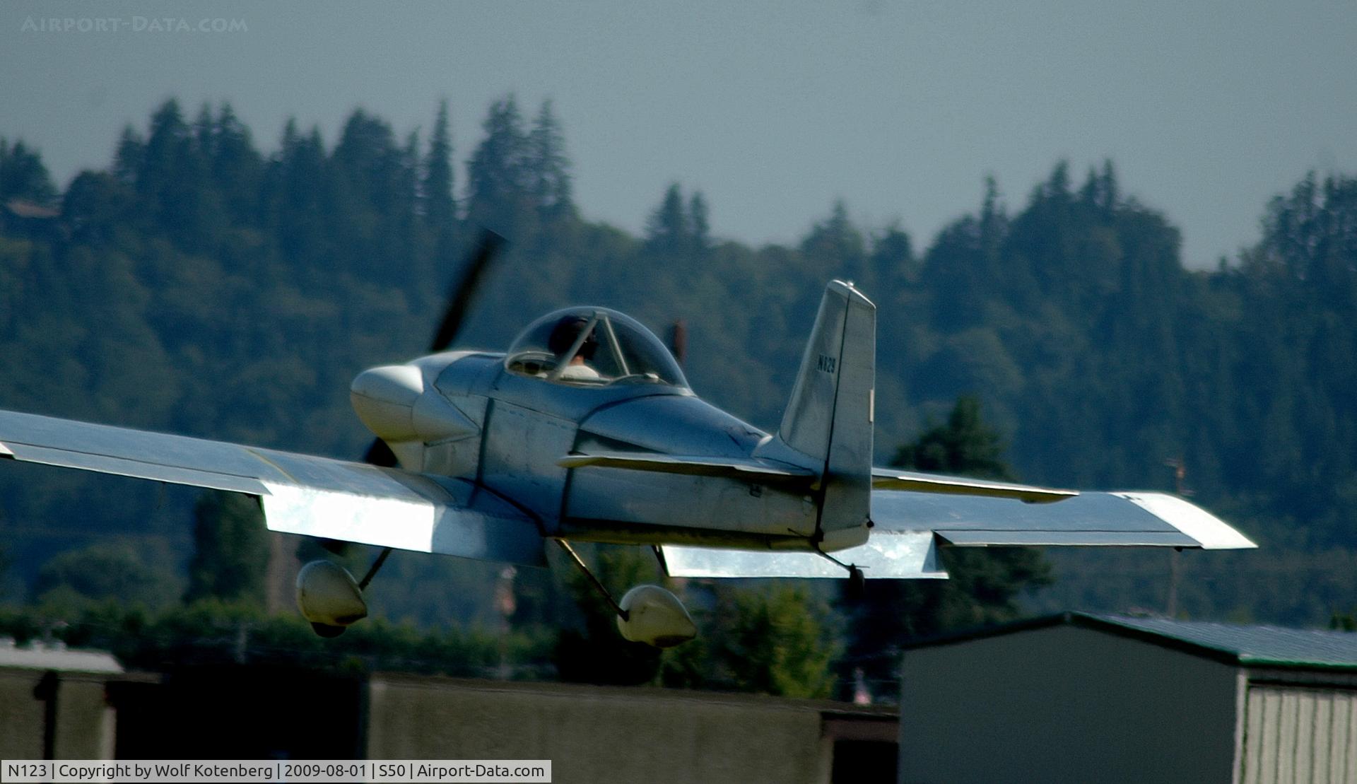 N123, Munson James J AEROTRIKE CORBA 912S C/N C002, seconds from touchdown