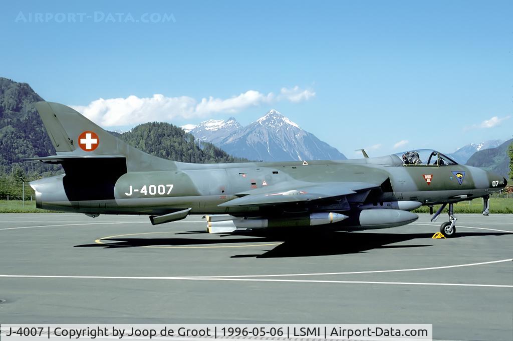 J-4007, Hawker Hunter F.58 C/N 41H-679920, After being withdrawn J-4007 ended up at Interlaken. Normally the Hunter is hardly seen in the open, but we happened to meet this aircraft outside its shed.