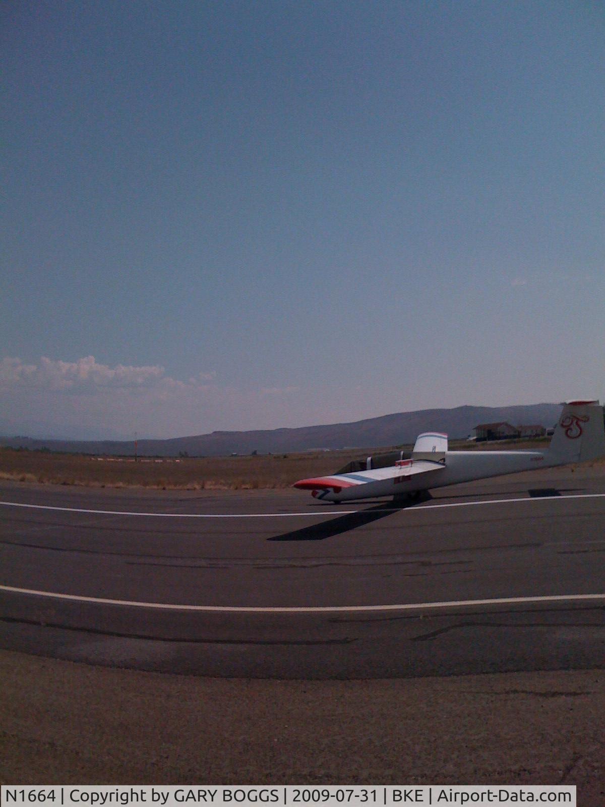N1664, 1968 Slingsby T-53B C/N 1688, Dan's first glider solo.