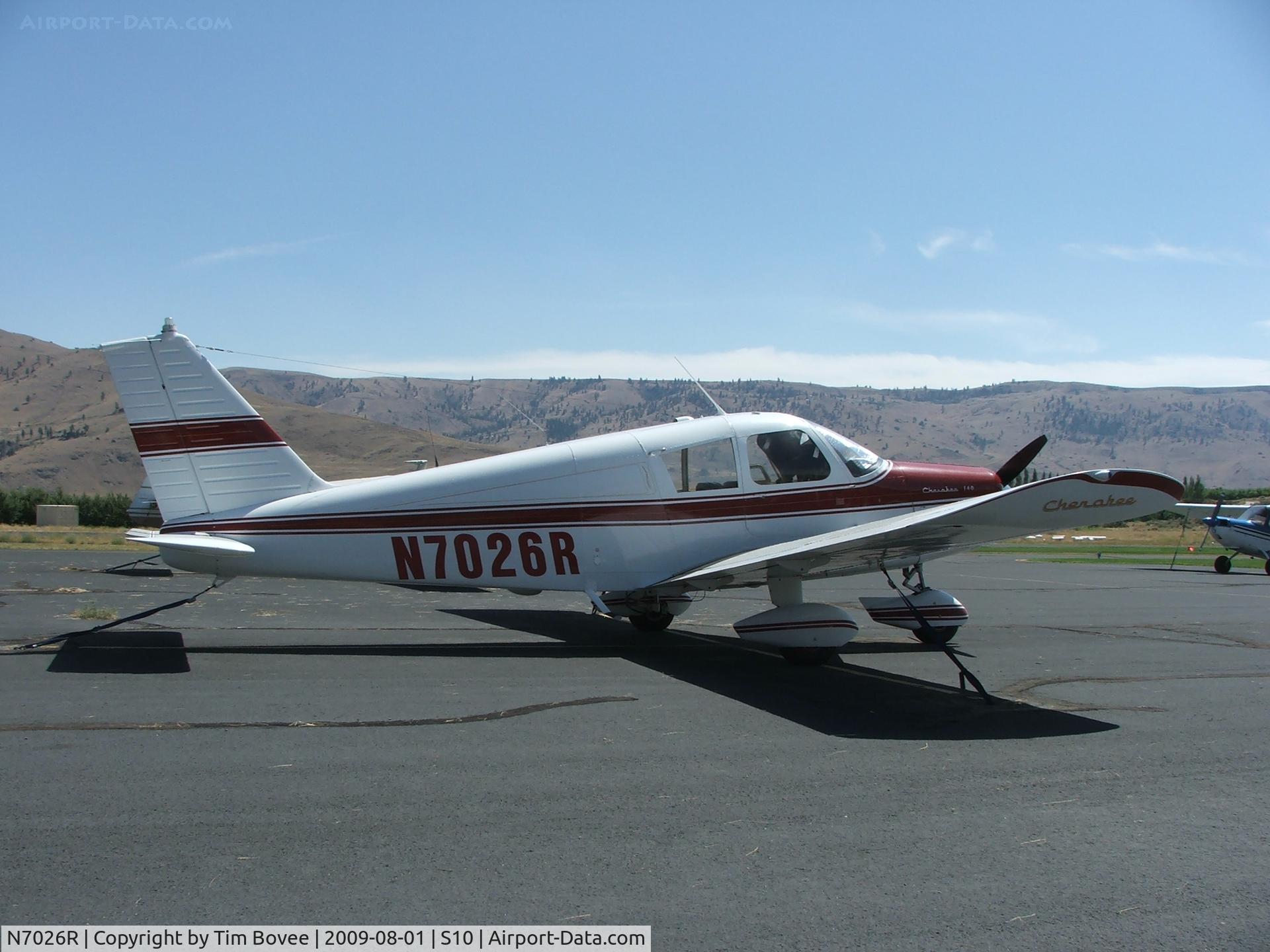 N7026R, 1966 Piper PA-28-140 C/N 28-21722, Very pretty paint on this ship