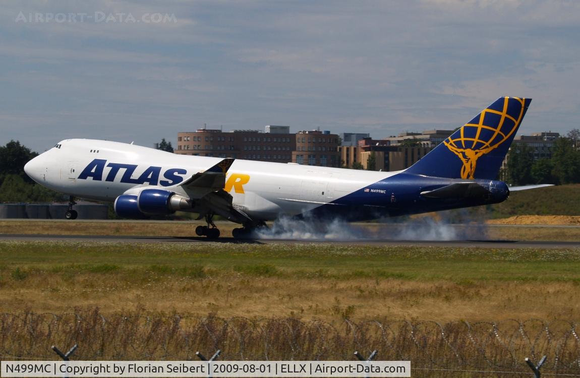 N499MC, 2000 Boeing 747-47UF C/N 29260, touch down rwy 24