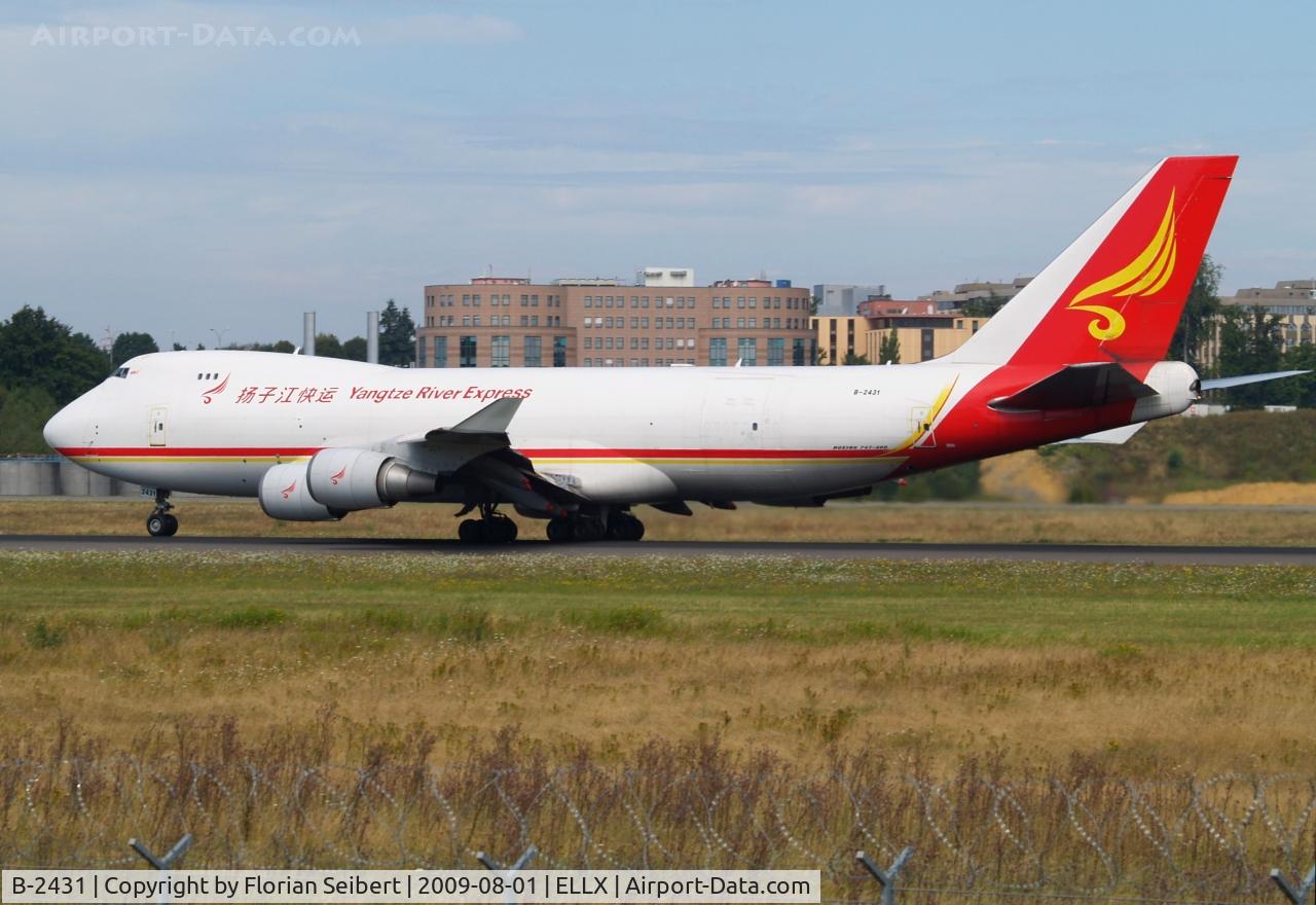 B-2431, 2000 Boeing 747-409F/SCD C/N 30761, taking off rwy 24