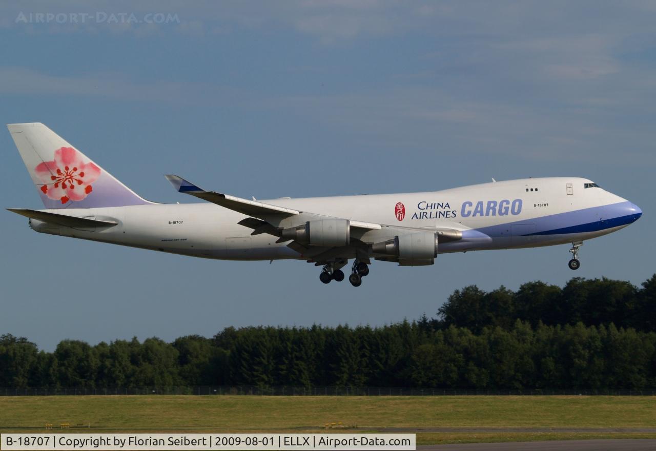 B-18707, 2001 Boeing 747-409F/SCD C/N 30764, Landing rwy 24