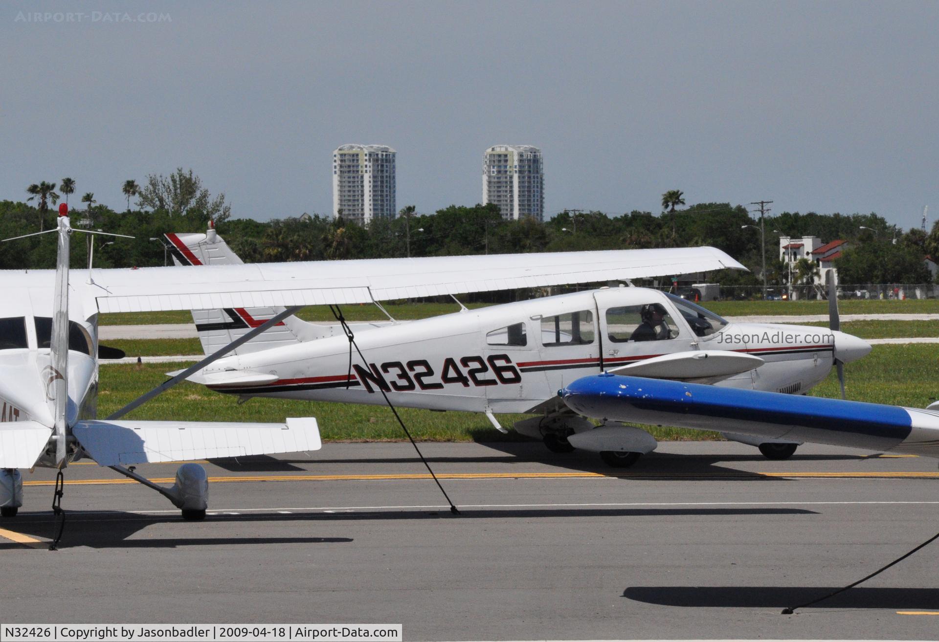 N32426, 1974 Piper PA-28-180 C/N 28-7505059, Peter O. Knight airshow Davis Island Tampa Florida