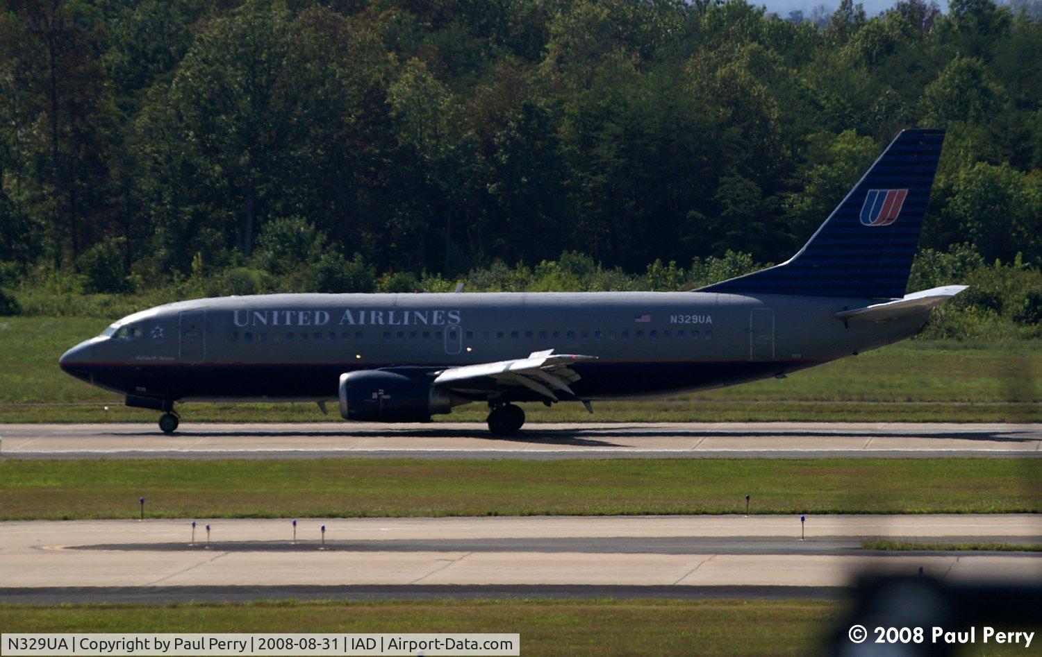 N329UA, 1988 Boeing 737-322 C/N 24149, Slipping in, and rolling out