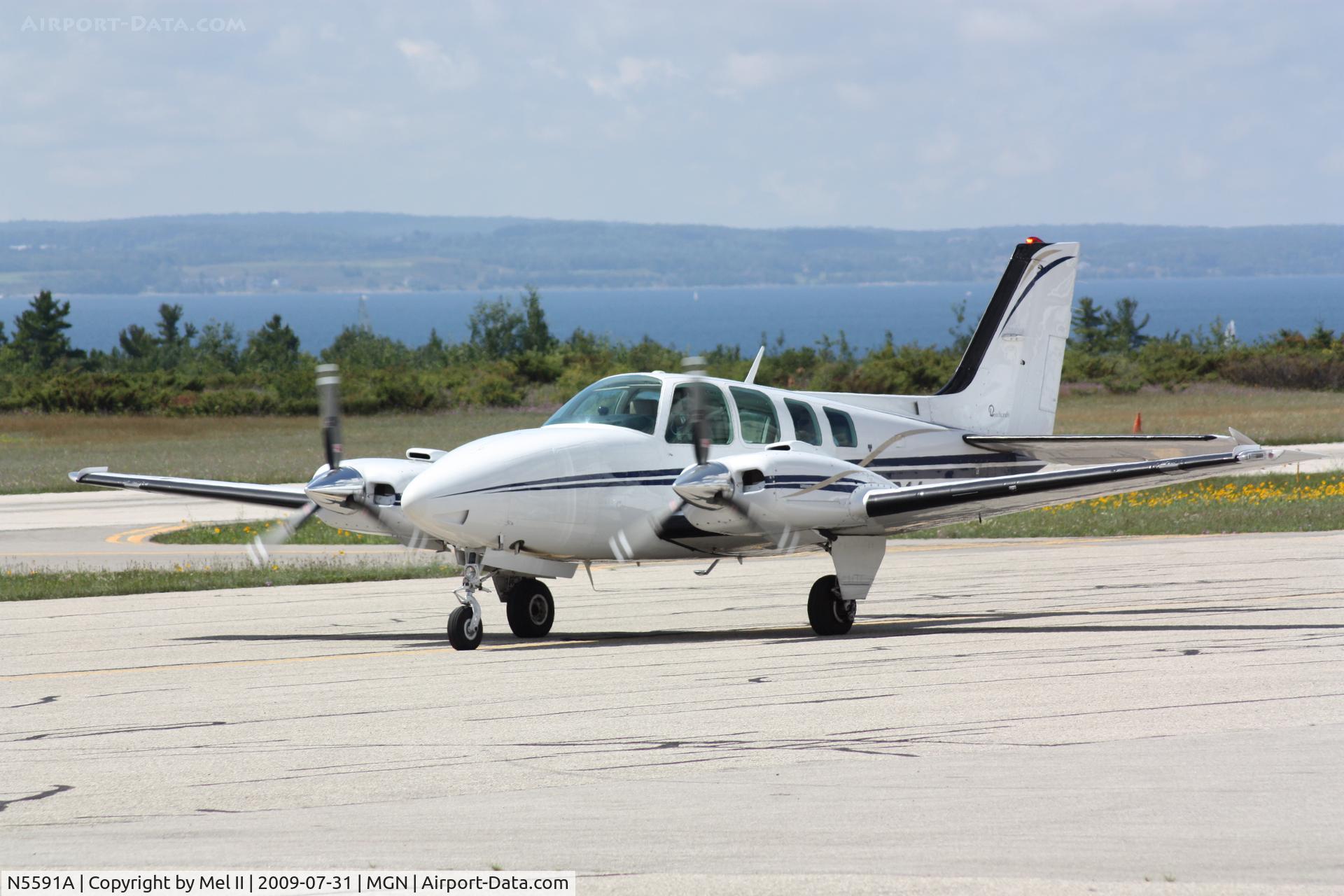 N5591A, 1989 Beech 58 Baron C/N TH-1566, KANJ-KMGN - Taxi From Landing RWY 28