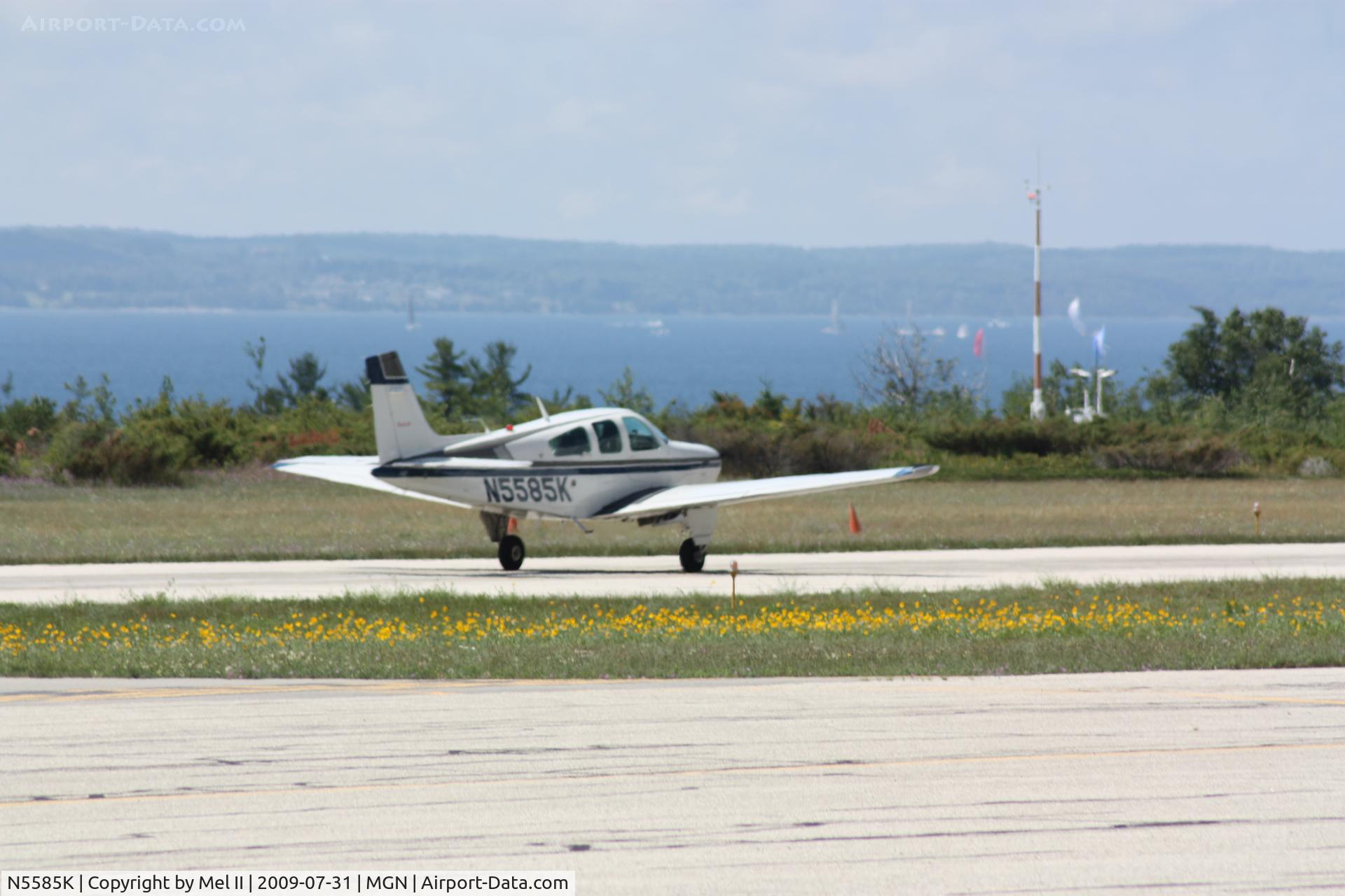 N5585K, 1989 Beech F33A Bonanza C/N CE-1385, Departing RWY 28