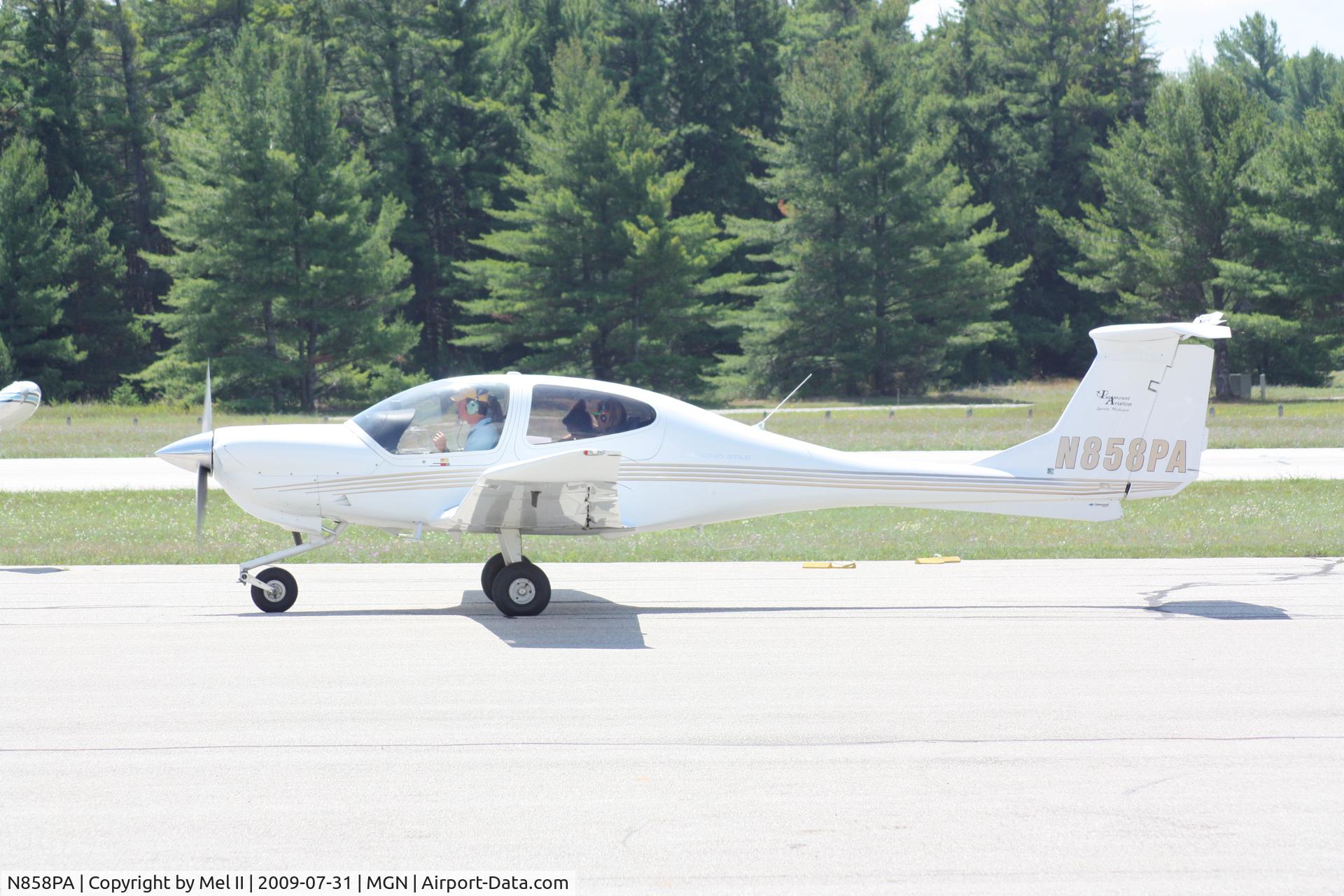 N858PA, Diamond DA-40 Diamond Star C/N 40.258, Taxi For Departure RWY 28