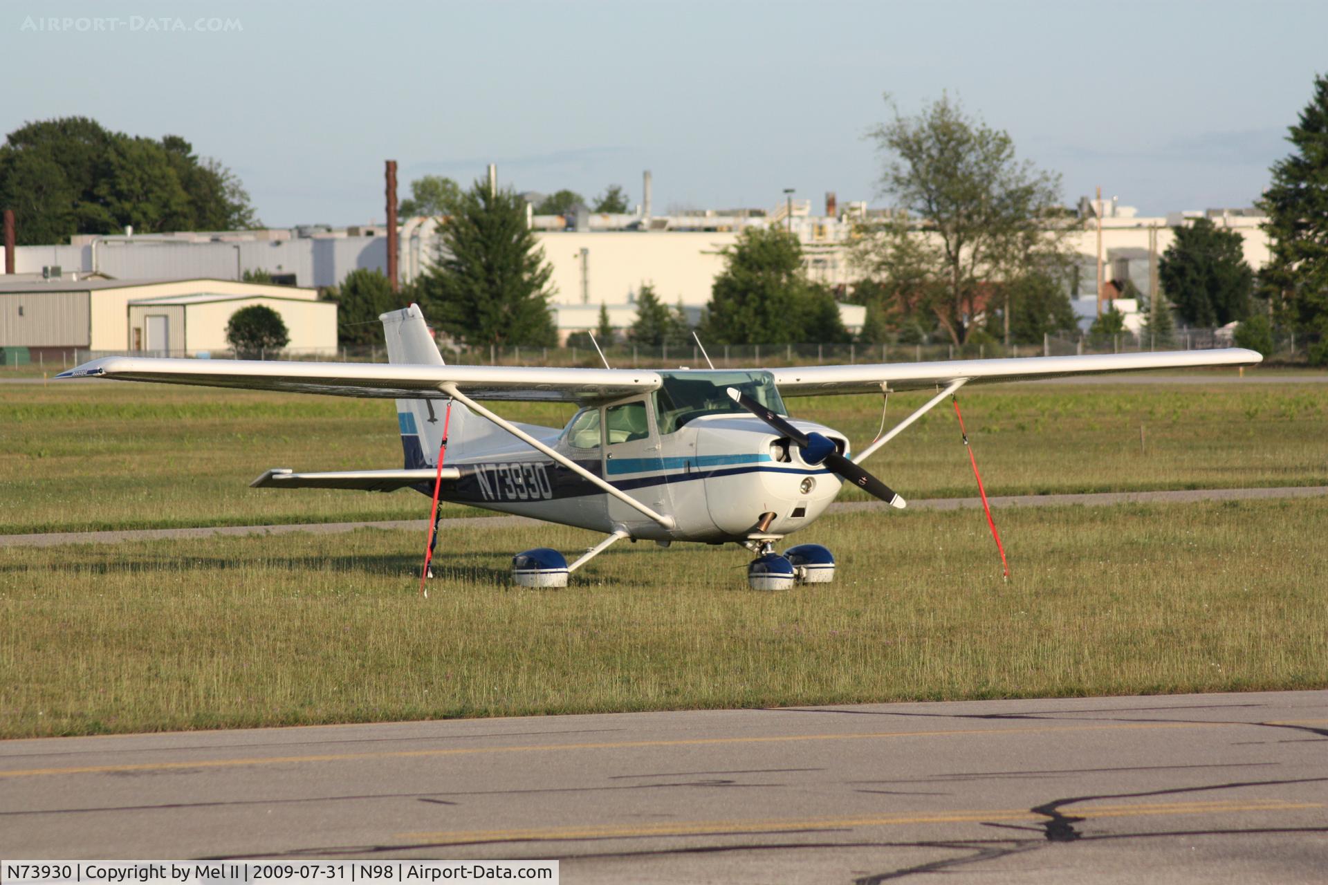 N73930, 1976 Cessna 172N C/N 17267754, Parked