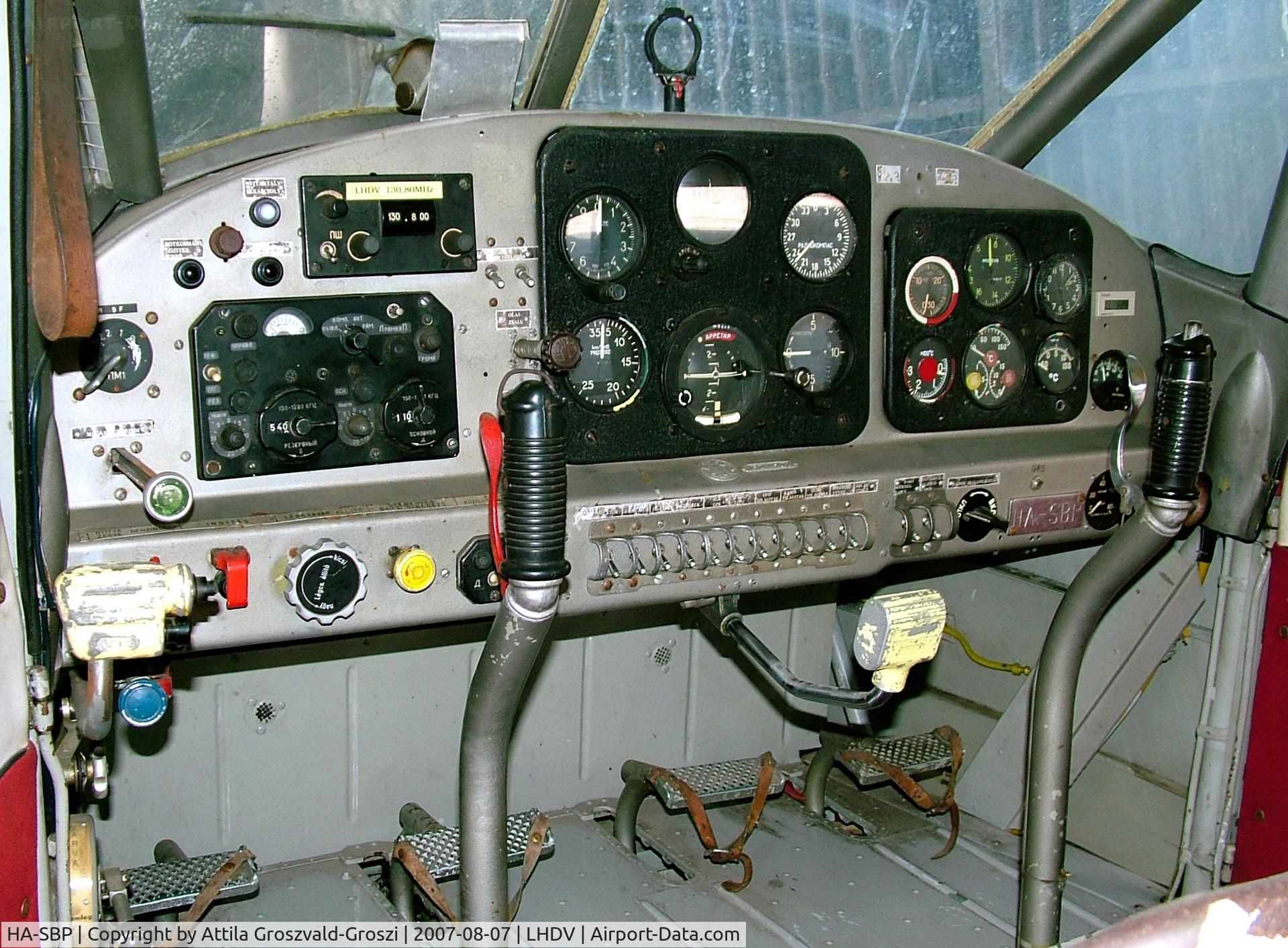 HA-SBP, 1967 PZL-Okecie PZL-101A Gawron C/N 107236, Dunaujváros Airport, LHDV Hungary - Cocpit