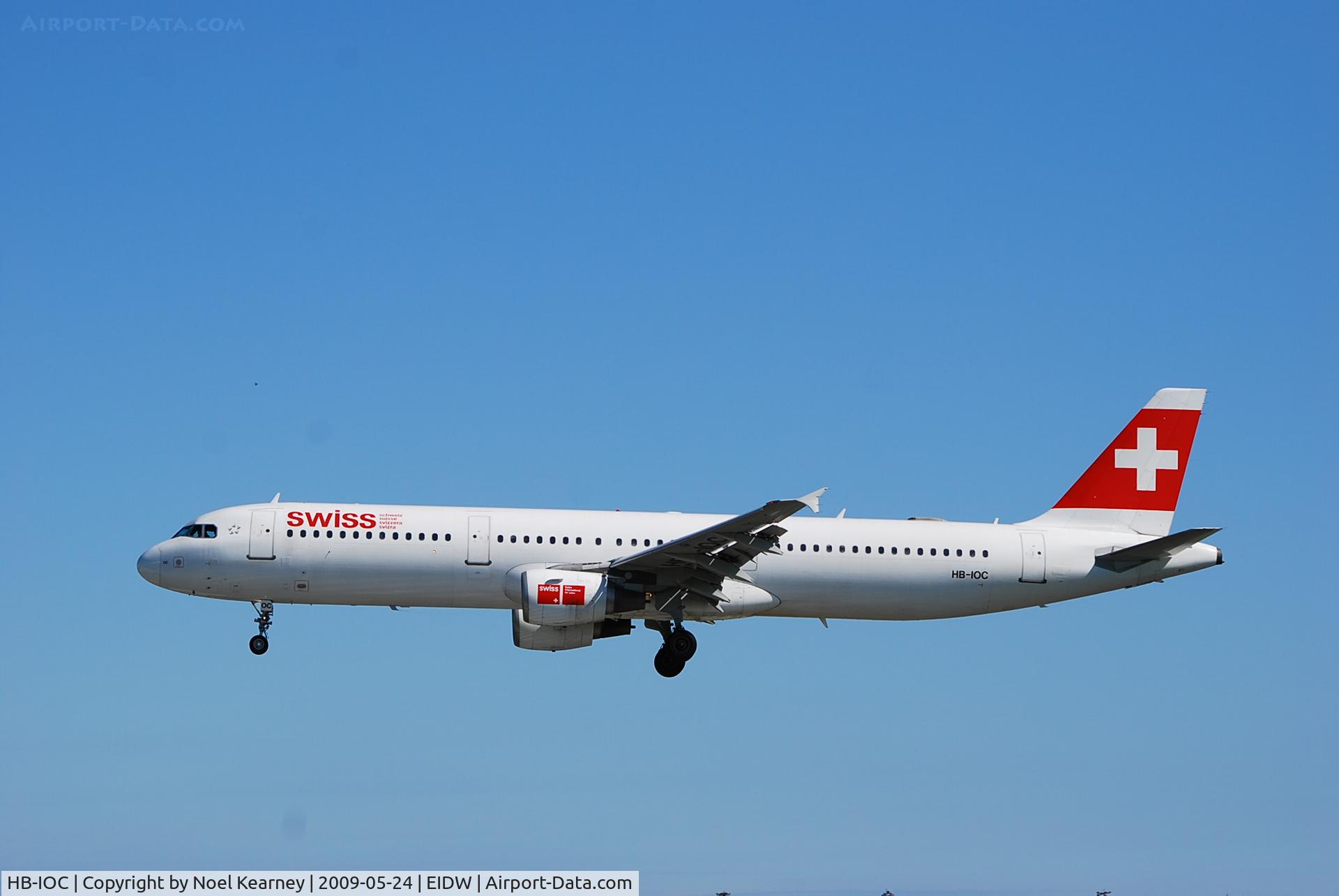 HB-IOC, 1995 Airbus A321-111 C/N 520, Landing Rwy 28