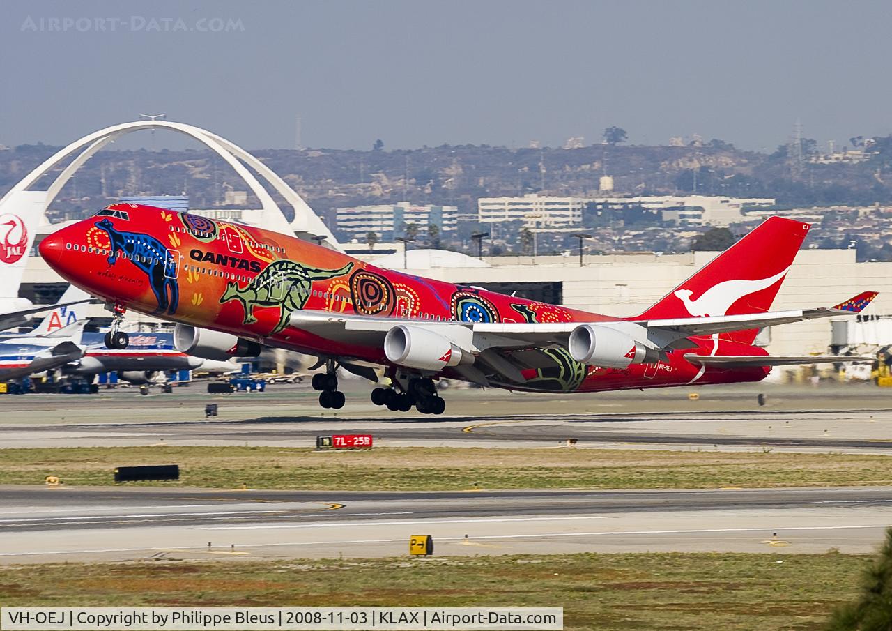 VH-OEJ, 2003 Boeing 747-438/ER C/N 32914, Wuhala Dreaming, special scheme lifting off from rwy 25R.