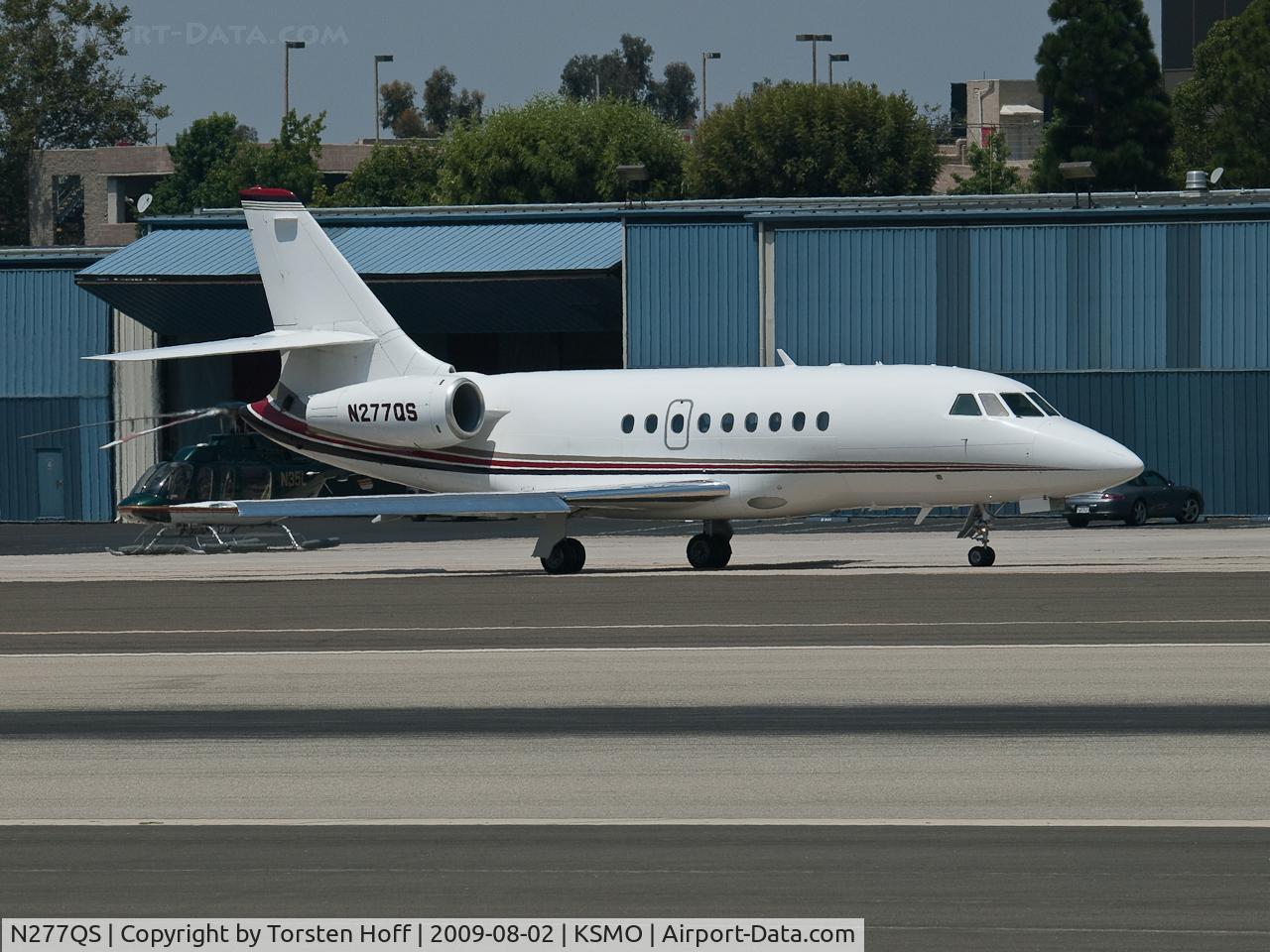 N277QS, 2002 Dassault Falcon 2000 C/N 177, N277QS taxiing