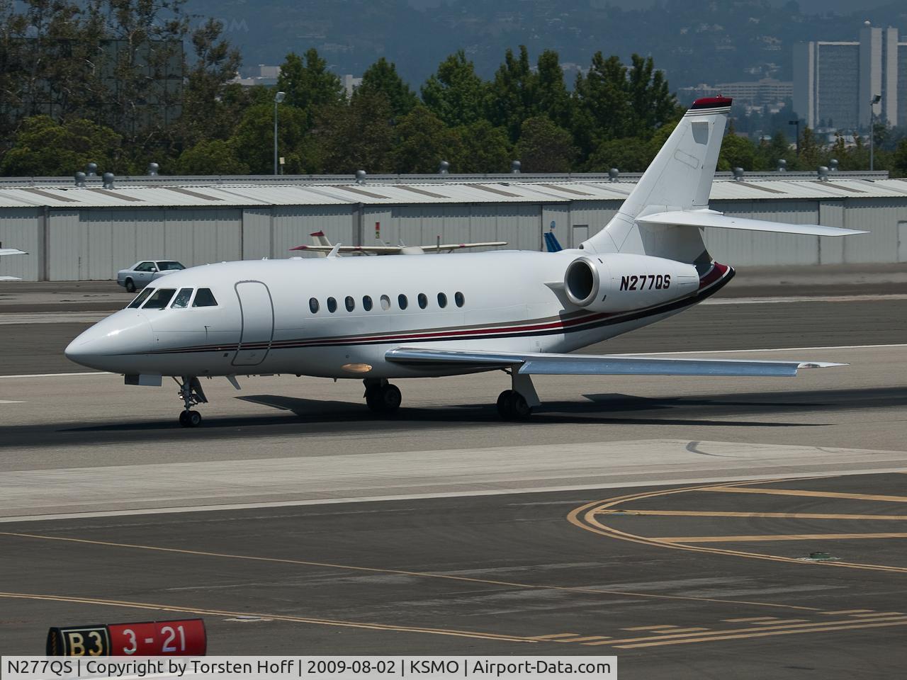 N277QS, 2002 Dassault Falcon 2000 C/N 177, N277QS departing from RWY 21