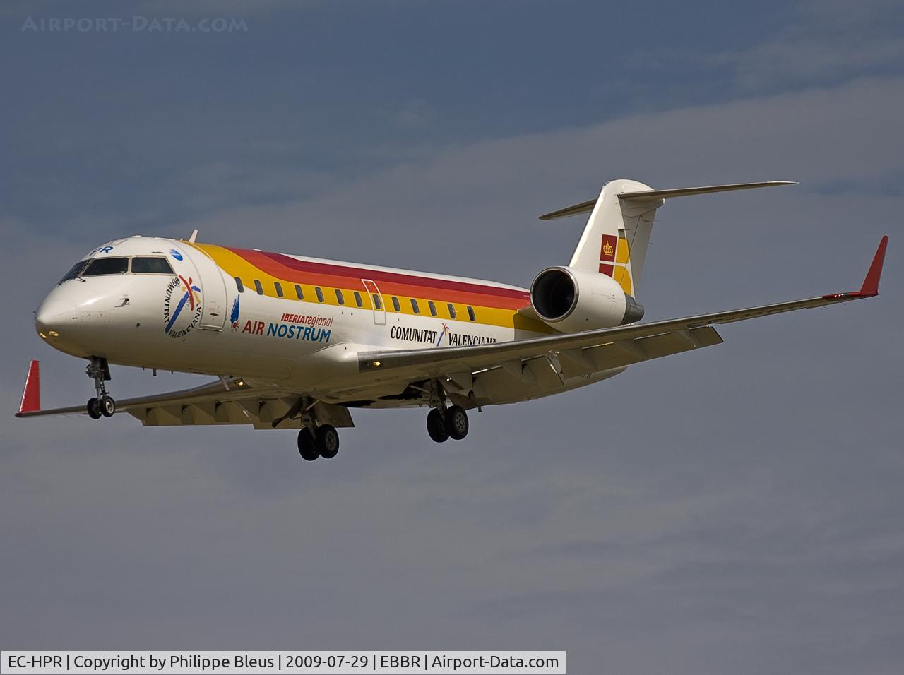 EC-HPR, 2000 Canadair CRJ-200ER (CL-600-2B19) C/N 7430, Short final rwy 25L.
