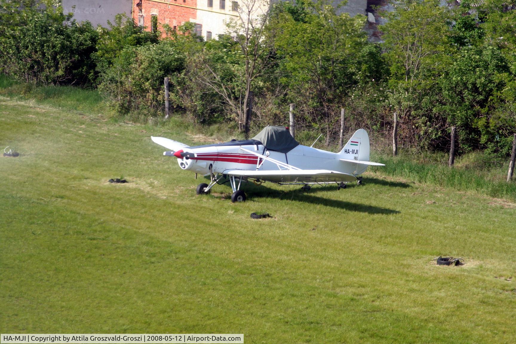 HA-MJI, 1980 Piper PA-25-235 Pawnee C/N 25-8056006, Papkutapuszta on an airport stationed HA-MJI Pipers PA-25-235 Pawnee, from a bird's-eye view.