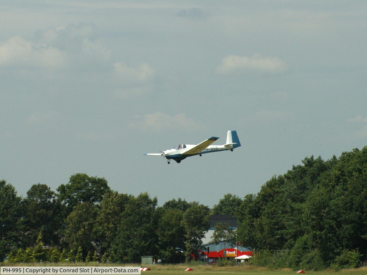 PH-995, Scheibe SF-25D Falke C/N 4640D, touch and go on Hilversum airfield