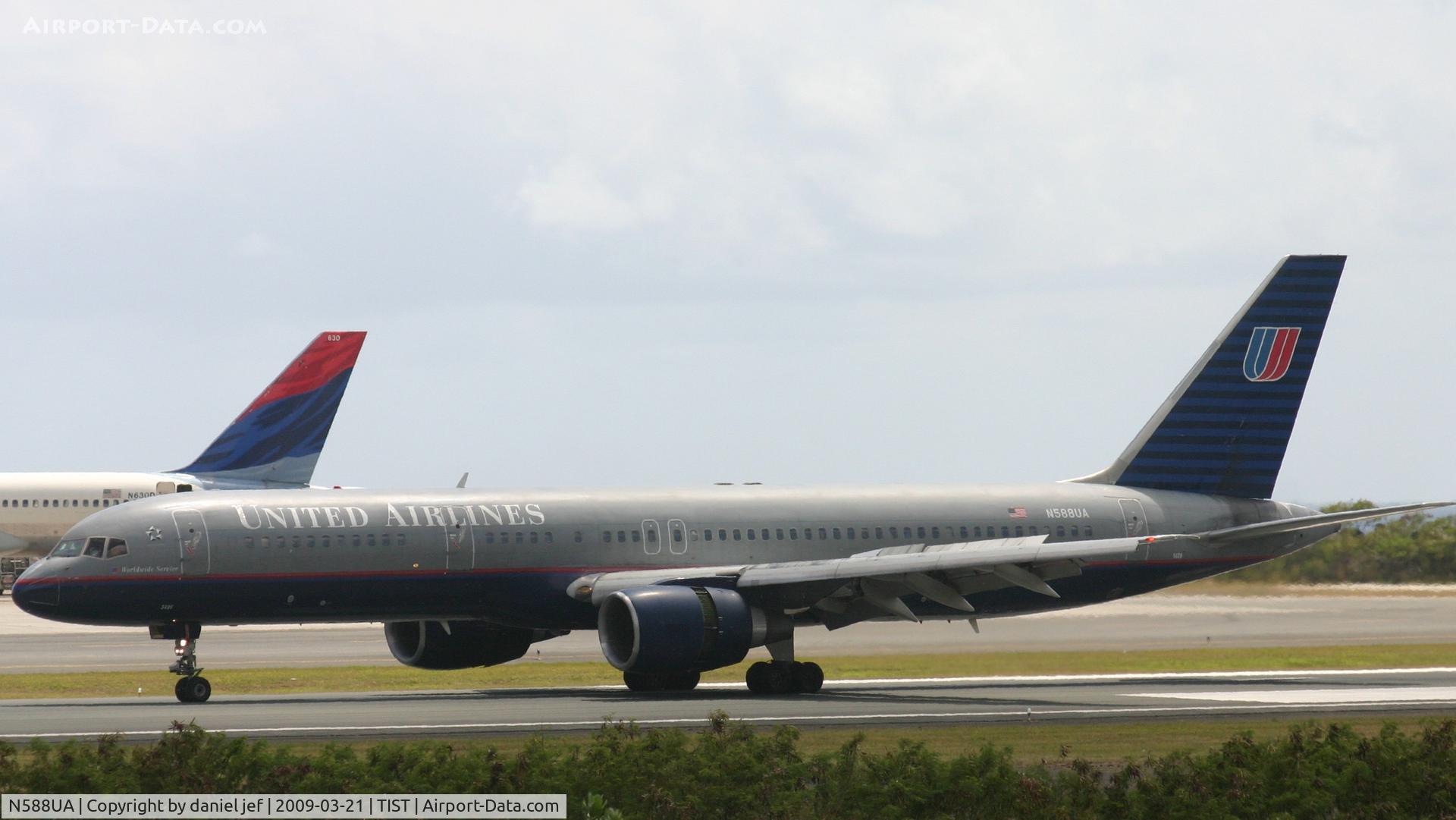 N588UA, 1993 Boeing 757-222 C/N 26717, landing at tist