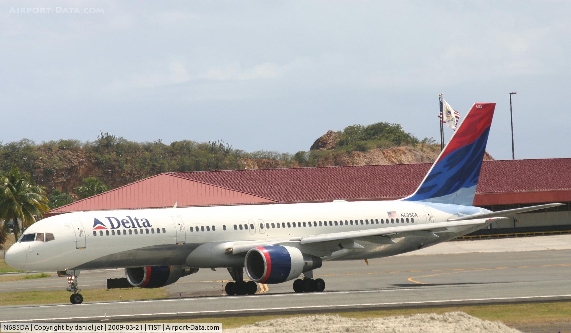 N685DA, 1995 Boeing 757-232 C/N 27588, back tracking for take off