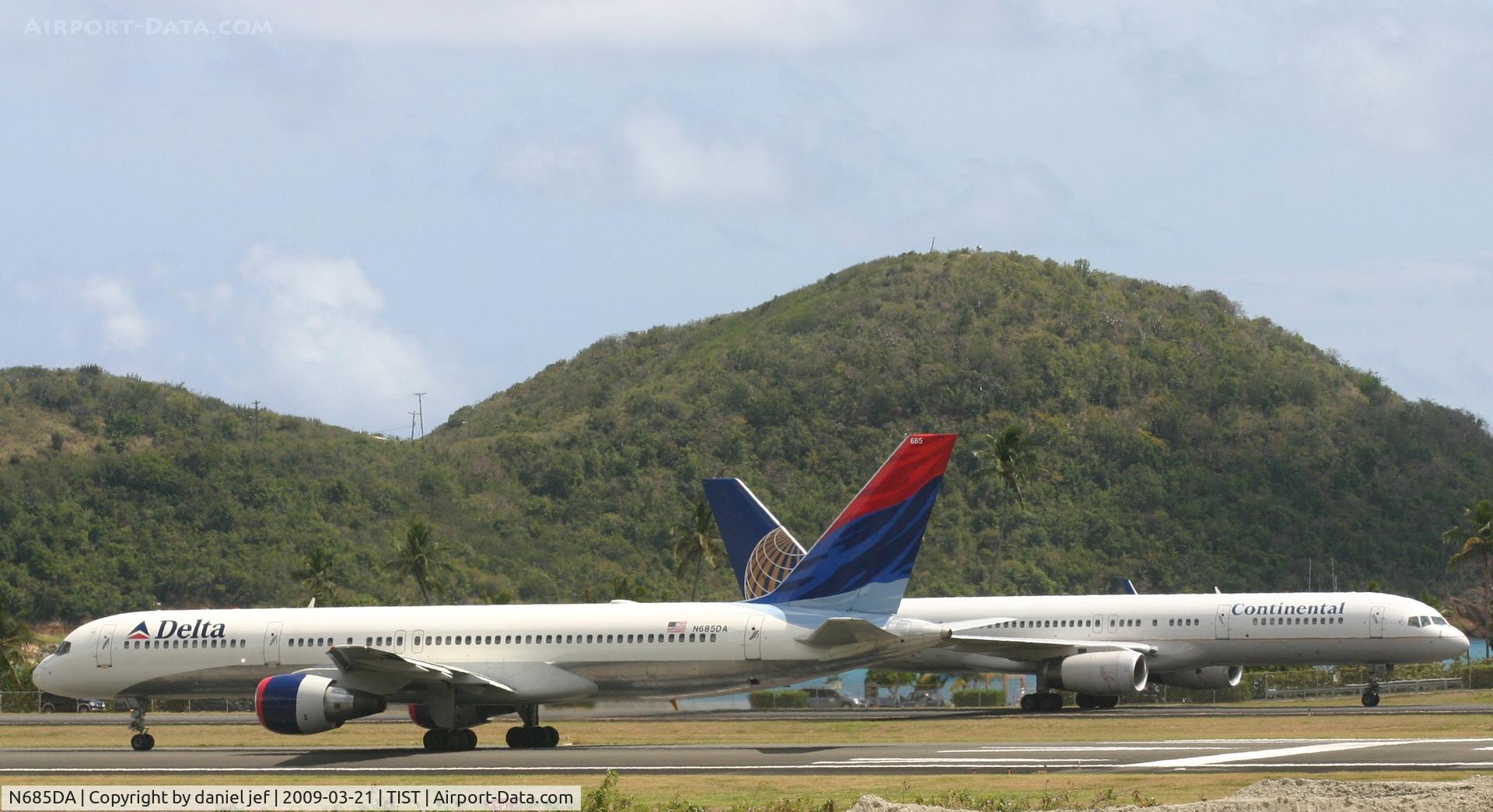 N685DA, 1995 Boeing 757-232 C/N 27588, letting the colors be seen at tist