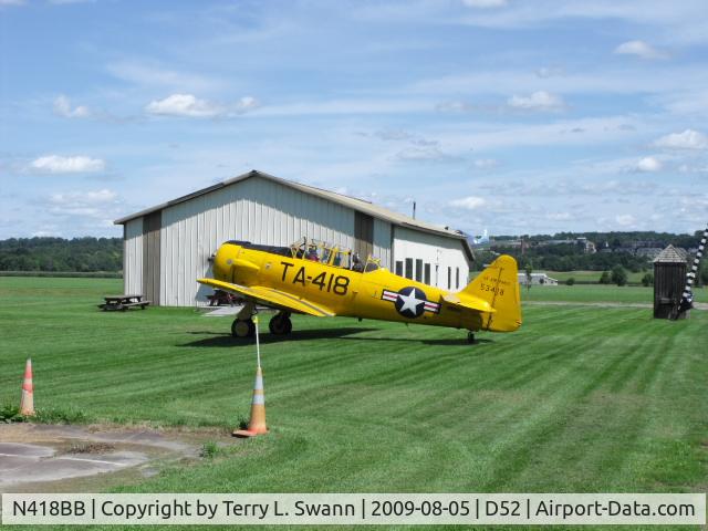 N418BB, 1945 North American AT-6D C/N 53418, Parking next to the Swanson Building at Geneseo.