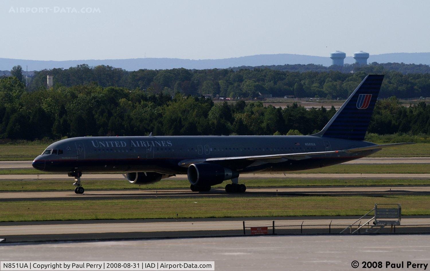 N851UA, 2002 Airbus A319-131 C/N 1664, Taxiing in