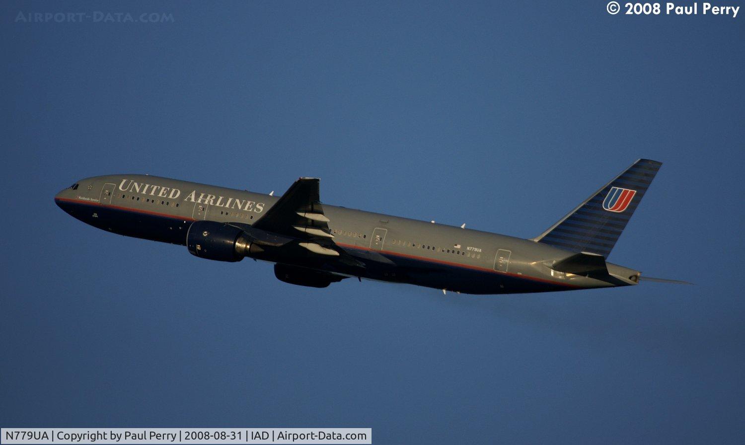 N779UA, 1996 Boeing 777-222 C/N 26941, Just look at those wings!