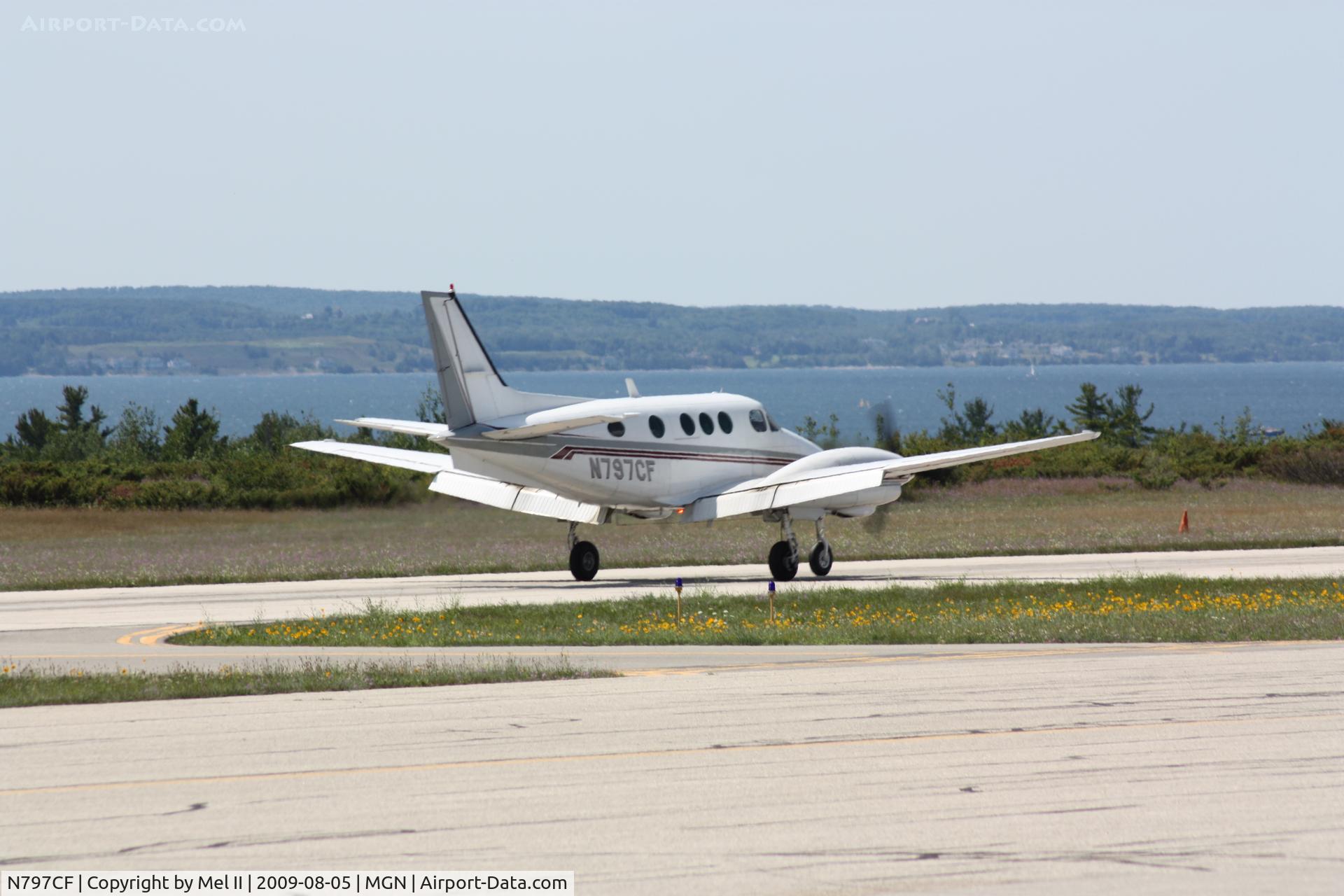 N797CF, 1978 Beech C90 King Air C/N LJ-797, Landing RWY 28