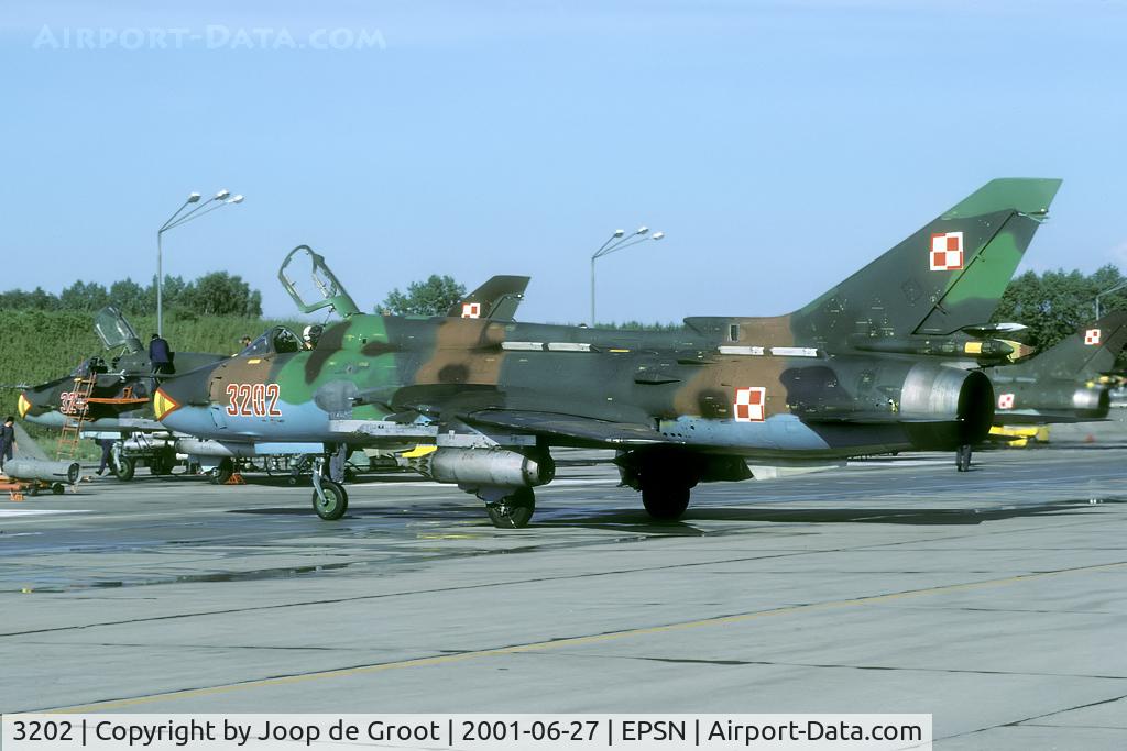 3202, Sukhoi Su-22M-4 C/N 30202, Return after an air to ground mission. The aircraft are being parked facing the wall.