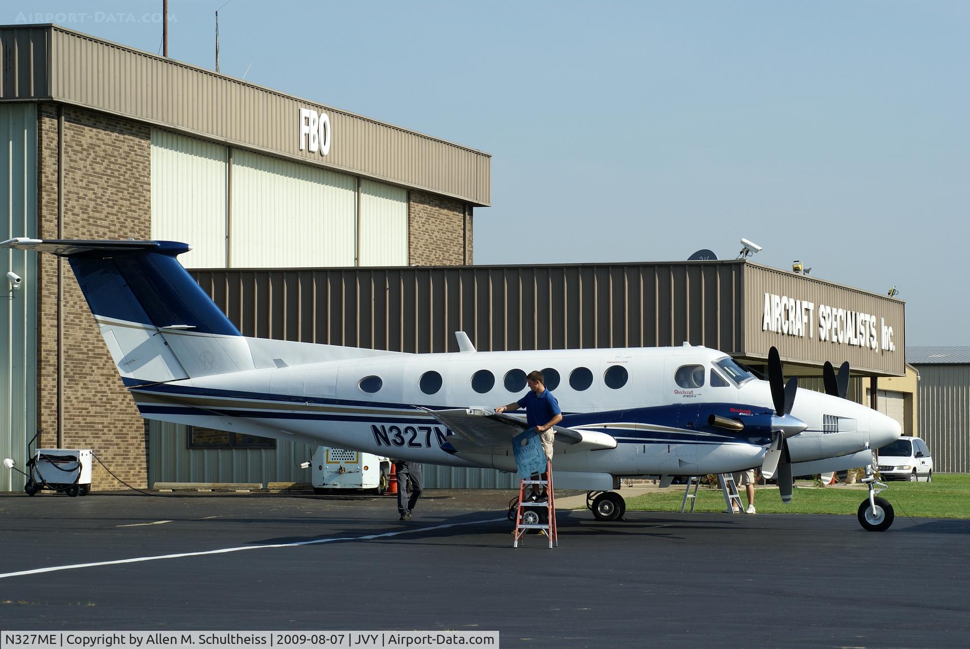 N327ME, 1987 Beech 300 C/N FA-127, 1987 Beech 300
