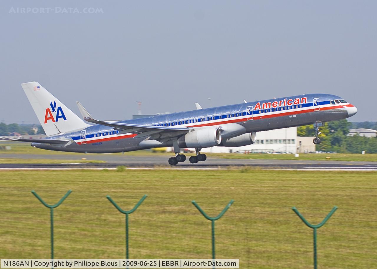 N186AN, 2001 Boeing 757-223 C/N 32380, Lift off from rwy 07R.