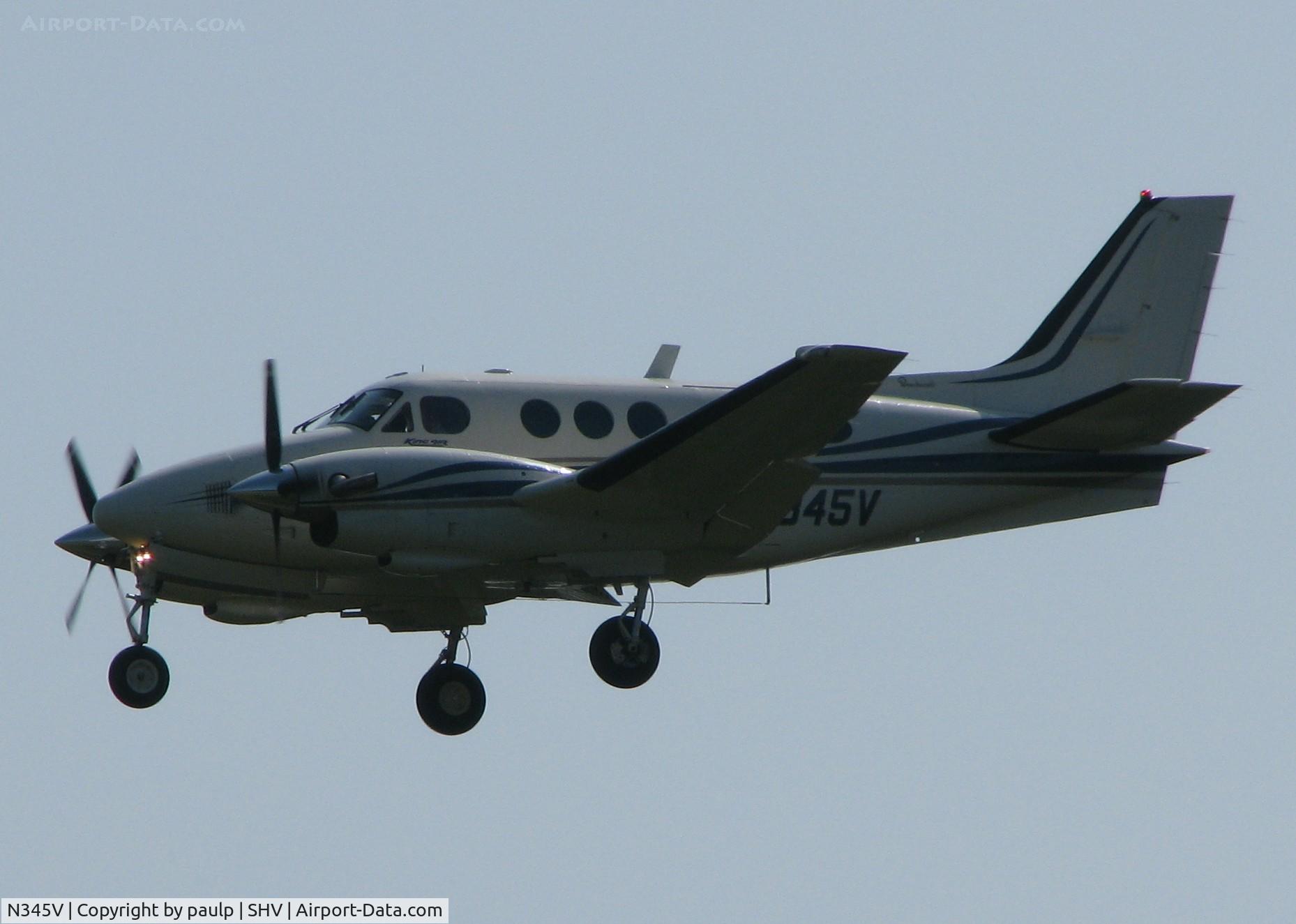 N345V, 1972 Beech E-90 King Air C/N LW-23, Landing on 32 at Shreveport Regional.