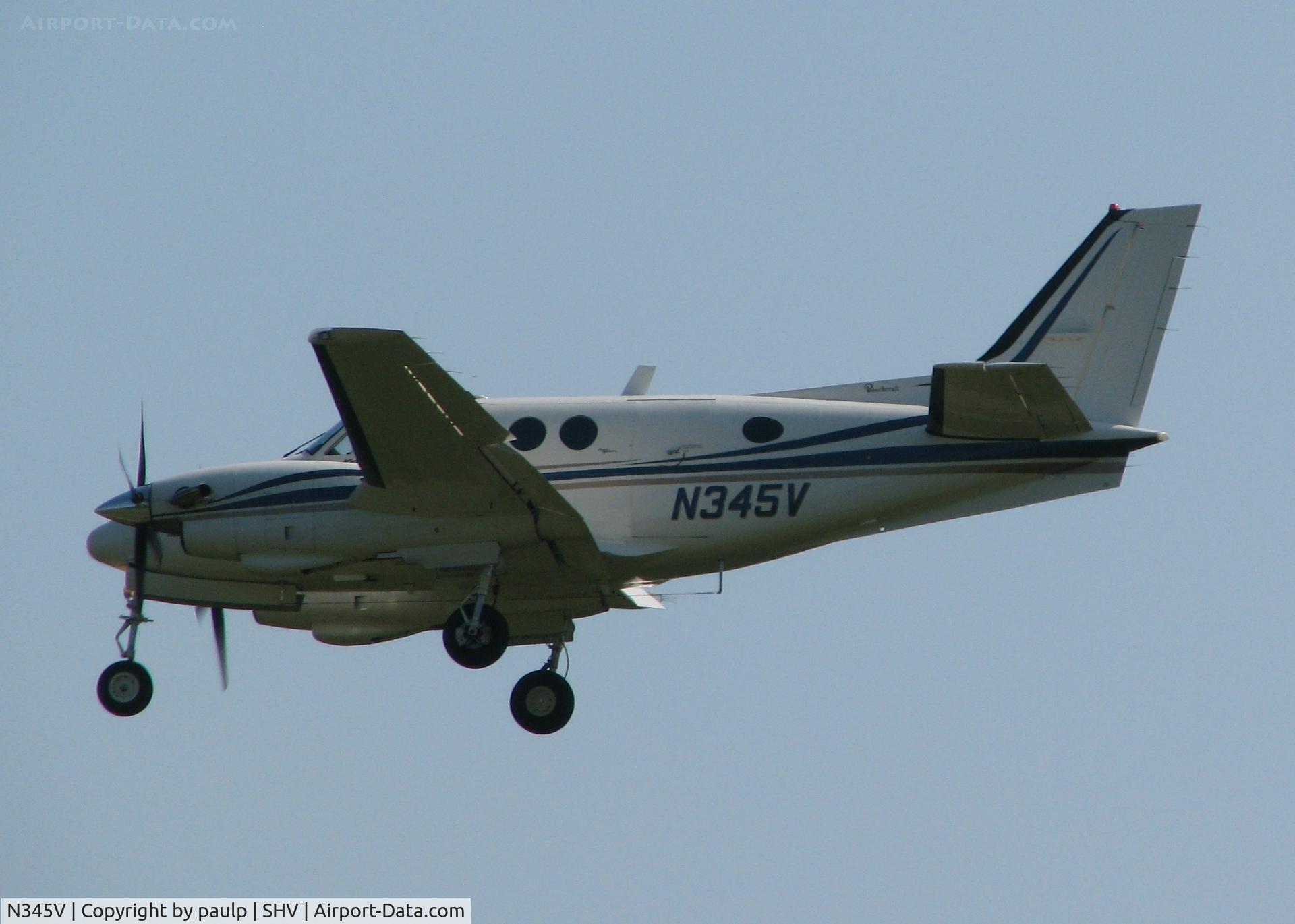 N345V, 1972 Beech E-90 King Air C/N LW-23, Landing on 32 at Shreveport Regional.