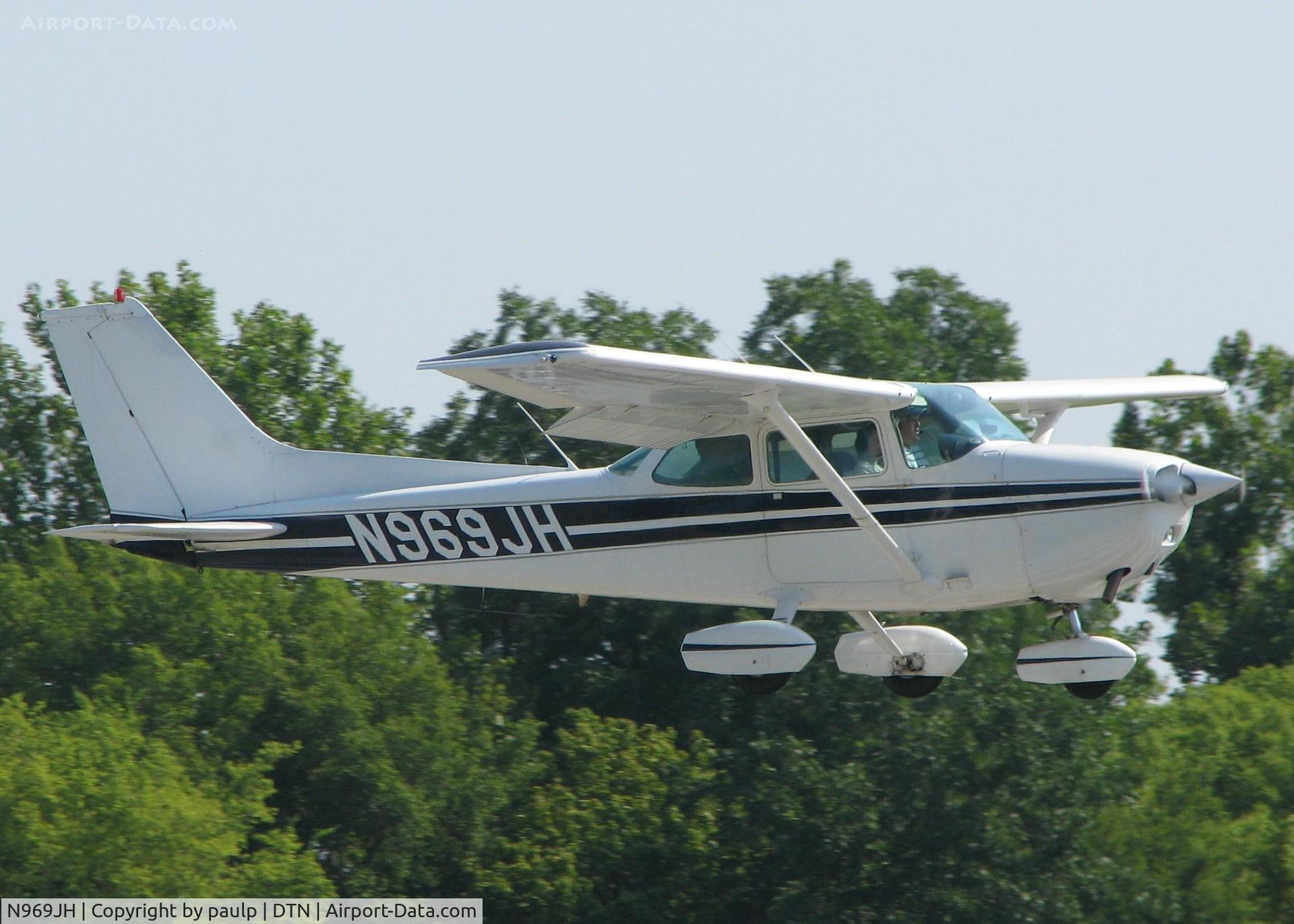 N969JH, 1979 Cessna 172N C/N 17273547, Landing on runway 14 at the Shreveport Downtown airport.