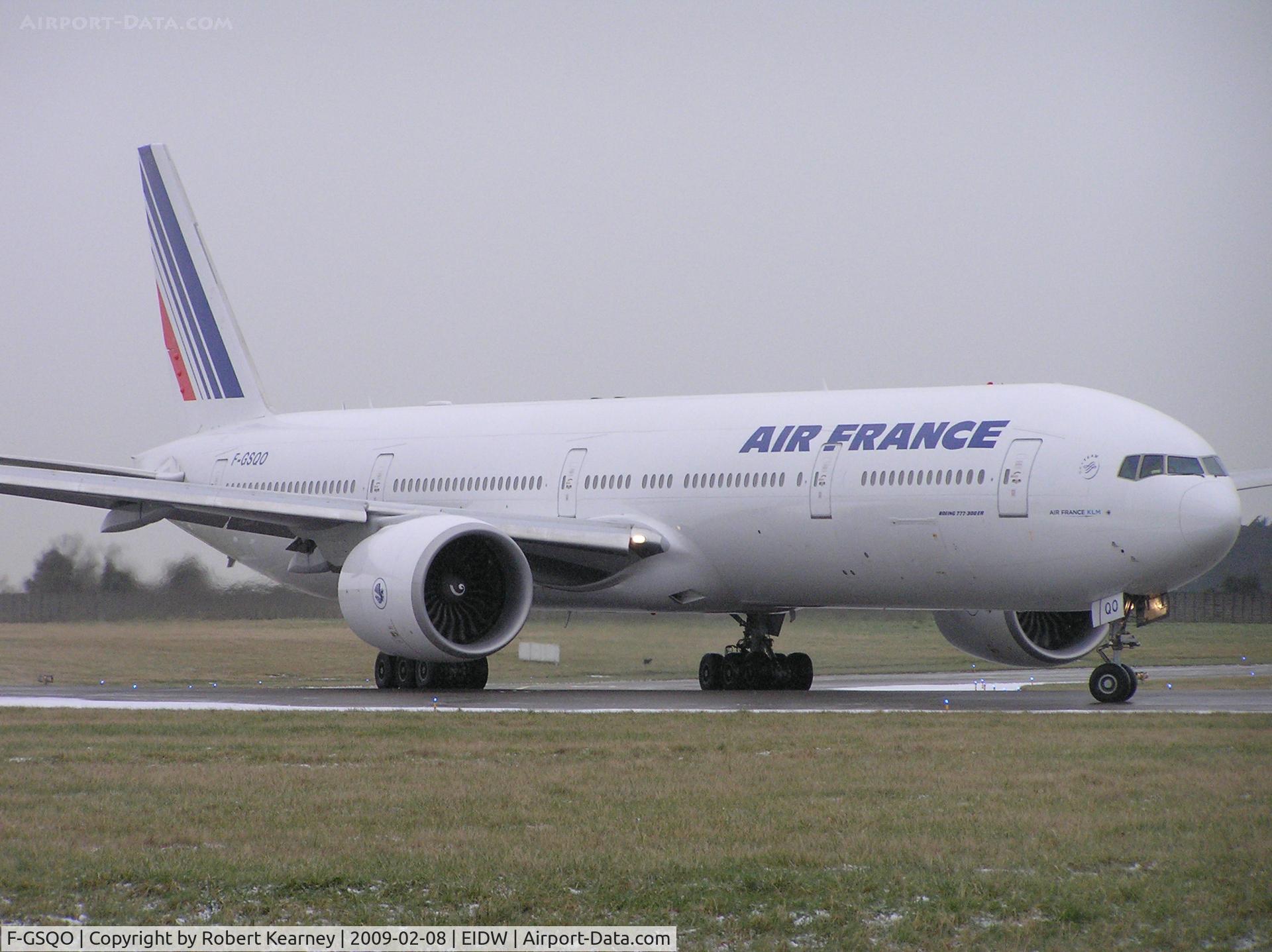 F-GSQO, 2006 boeing 777-328/ER C/N 32961, Air France lining up