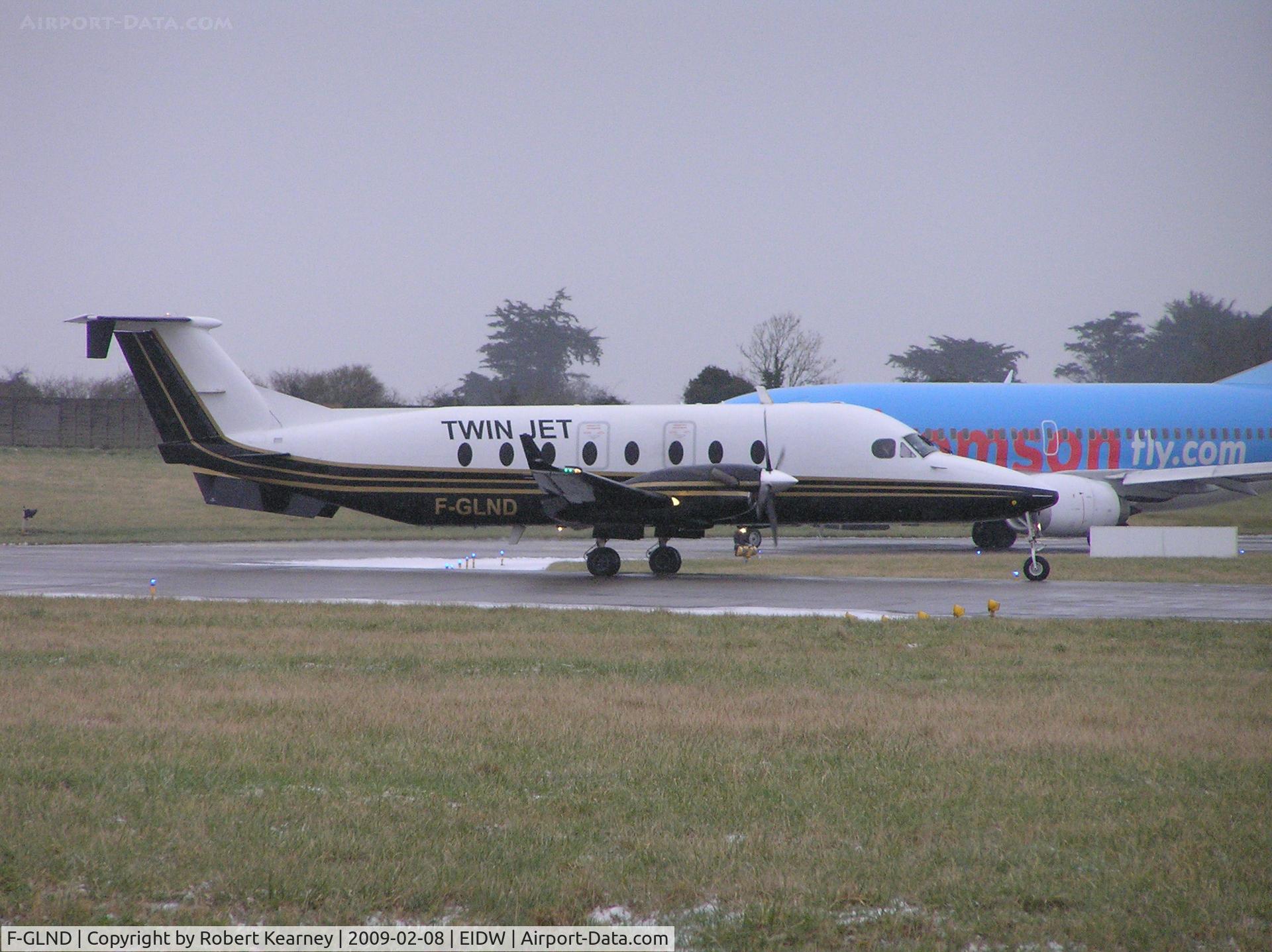F-GLND, 1996 Beech 1900D C/N UE-196, BE1900 starting to roll
