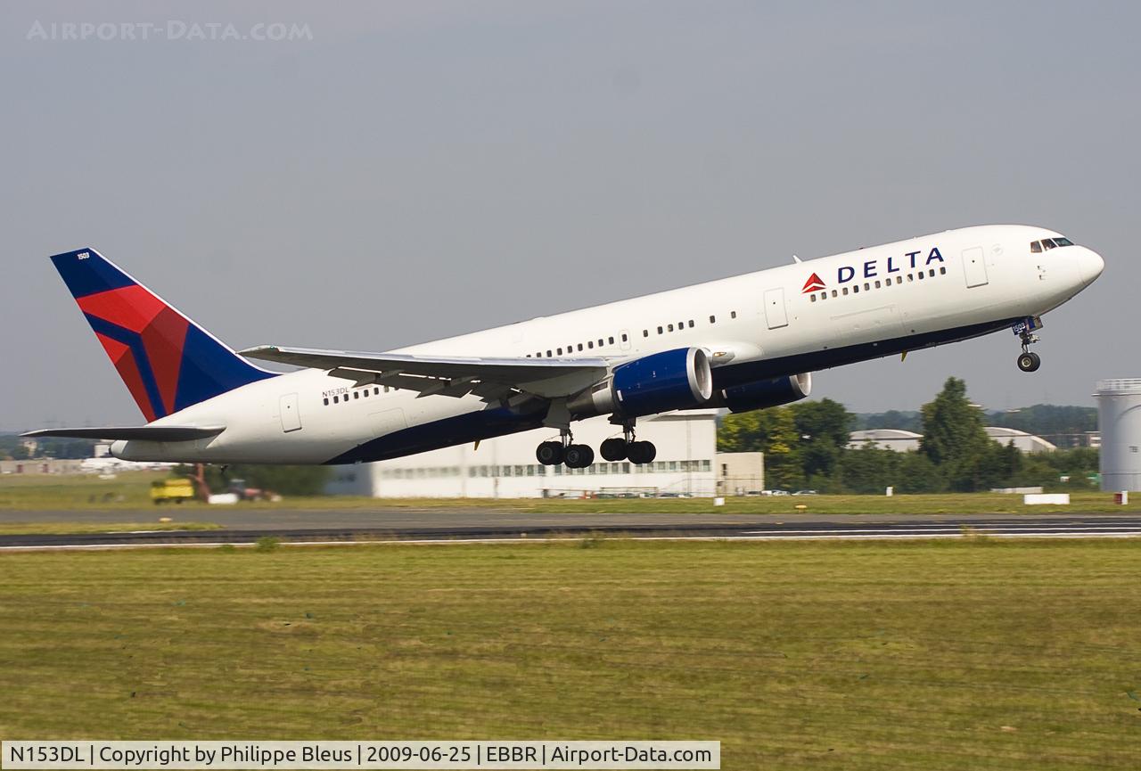 N153DL, 1990 Boeing 767-3P6 C/N 24985, Lift off from rwy 07R.