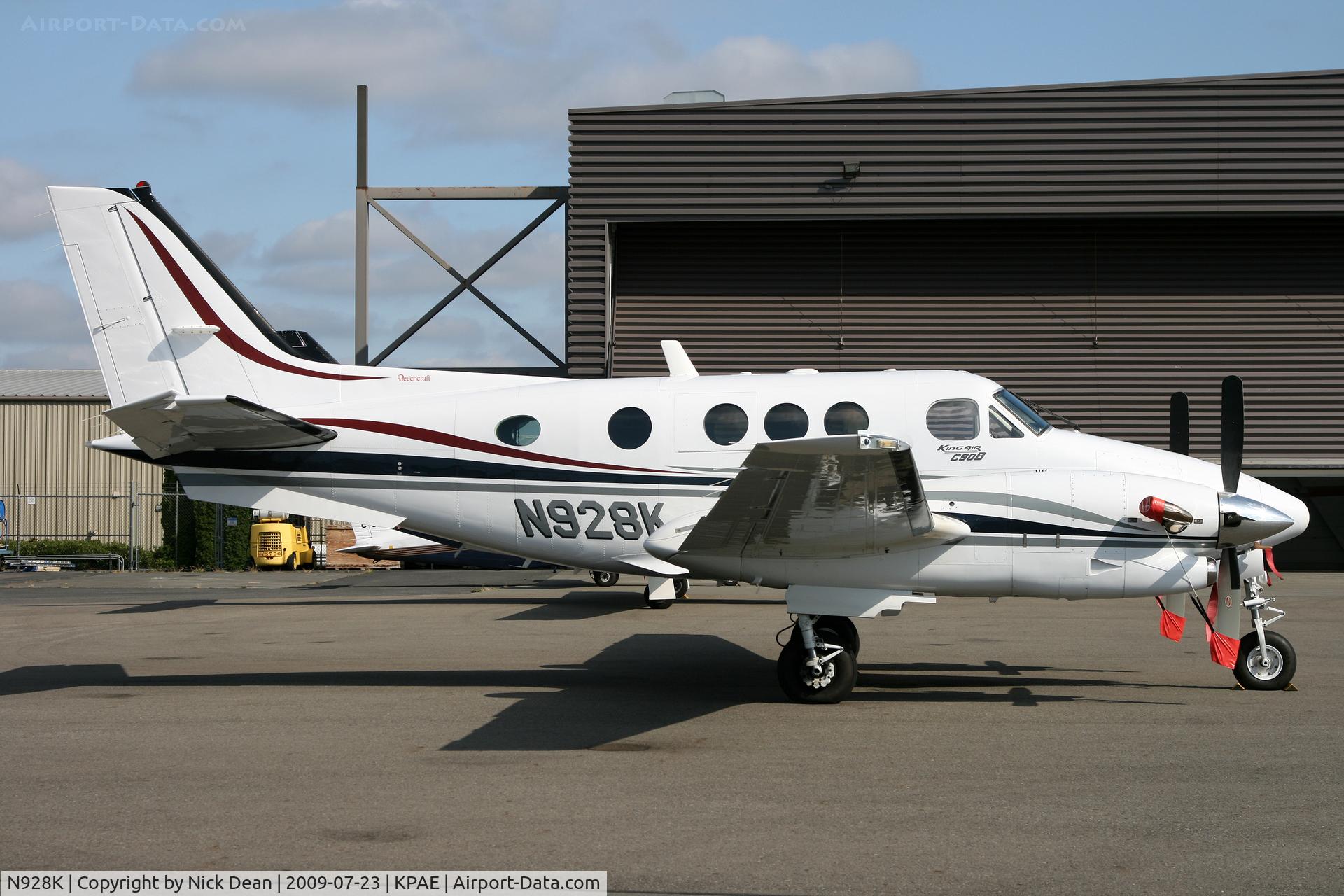 N928K, 2001 Raytheon C90A King Air C/N LJ-1632, KPAE