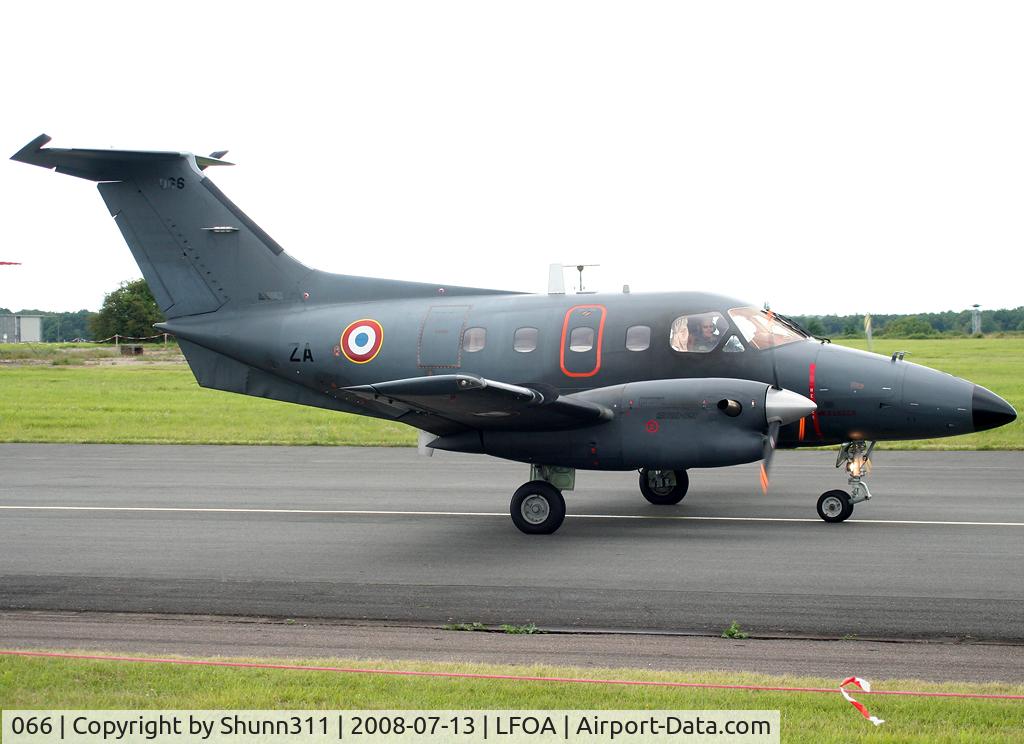 066, Embraer EMB-121AN Xingu C/N 121066, Used as a demo for 'Kamomille' Patrol during LFOA Airshow 2008