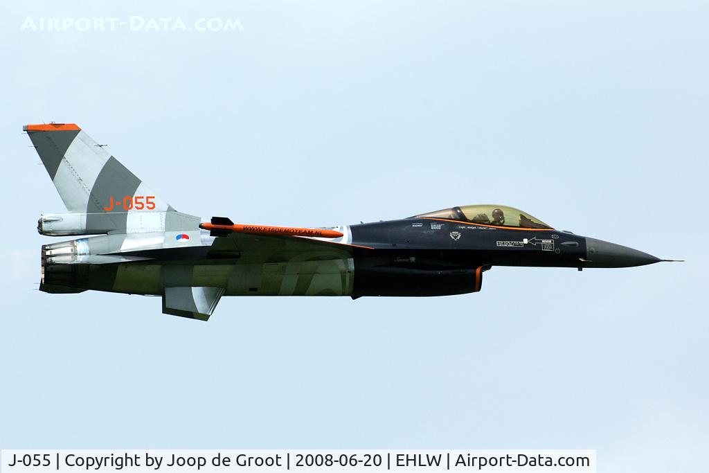 J-055, Fokker F-16AM Fighting Falcon C/N 6D-138, Striking display colours.