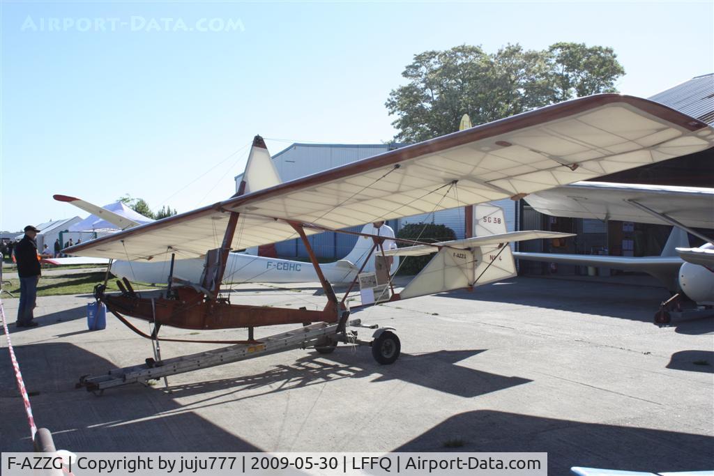 F-AZZG, Schulgleiter SG-38 C/N 20.24, on display at Cerny La Ferté-Alais