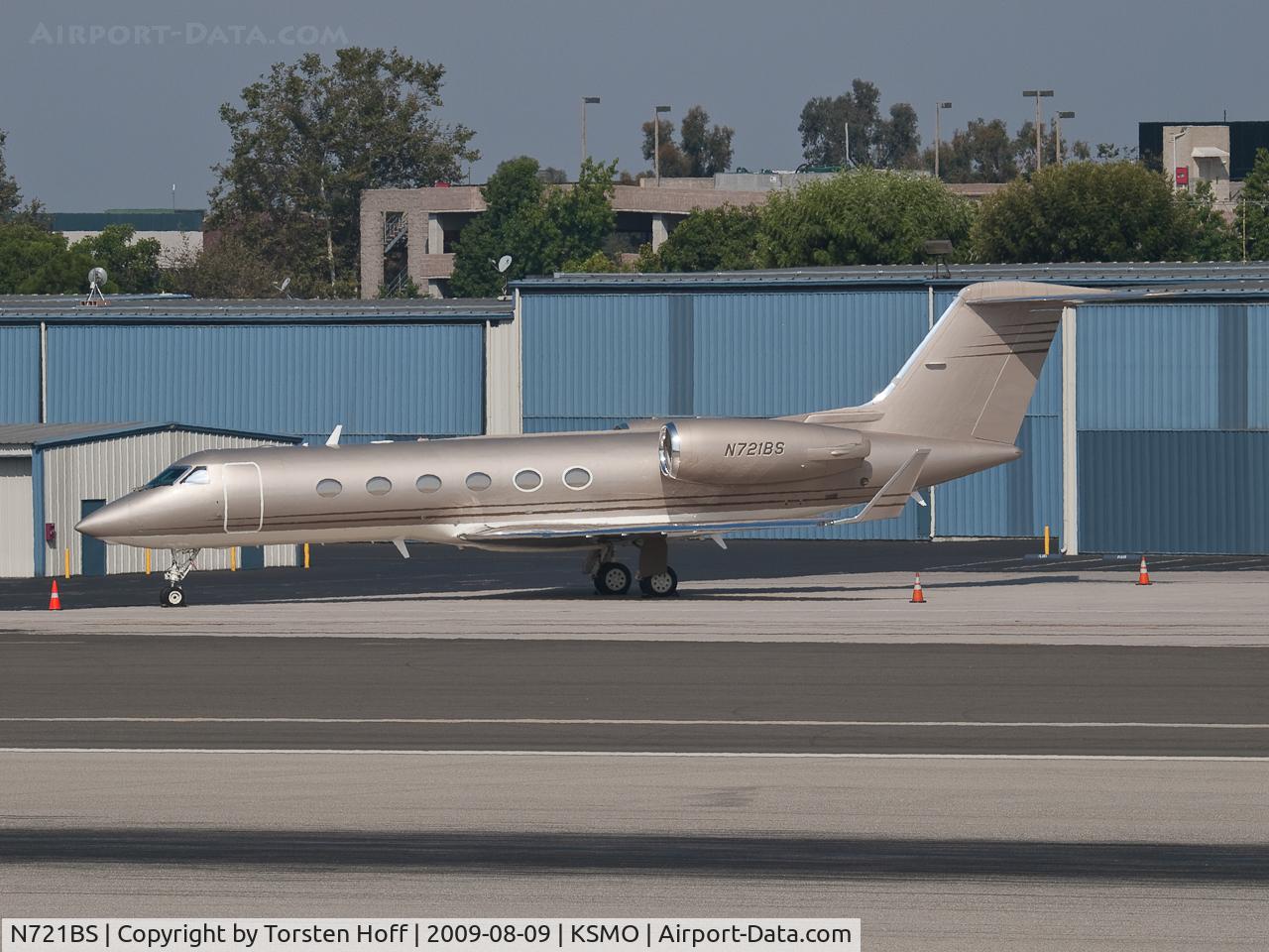 N721BS, 2003 Gulfstream Aerospace G-IV C/N 1516, N721BS parked at KSMO