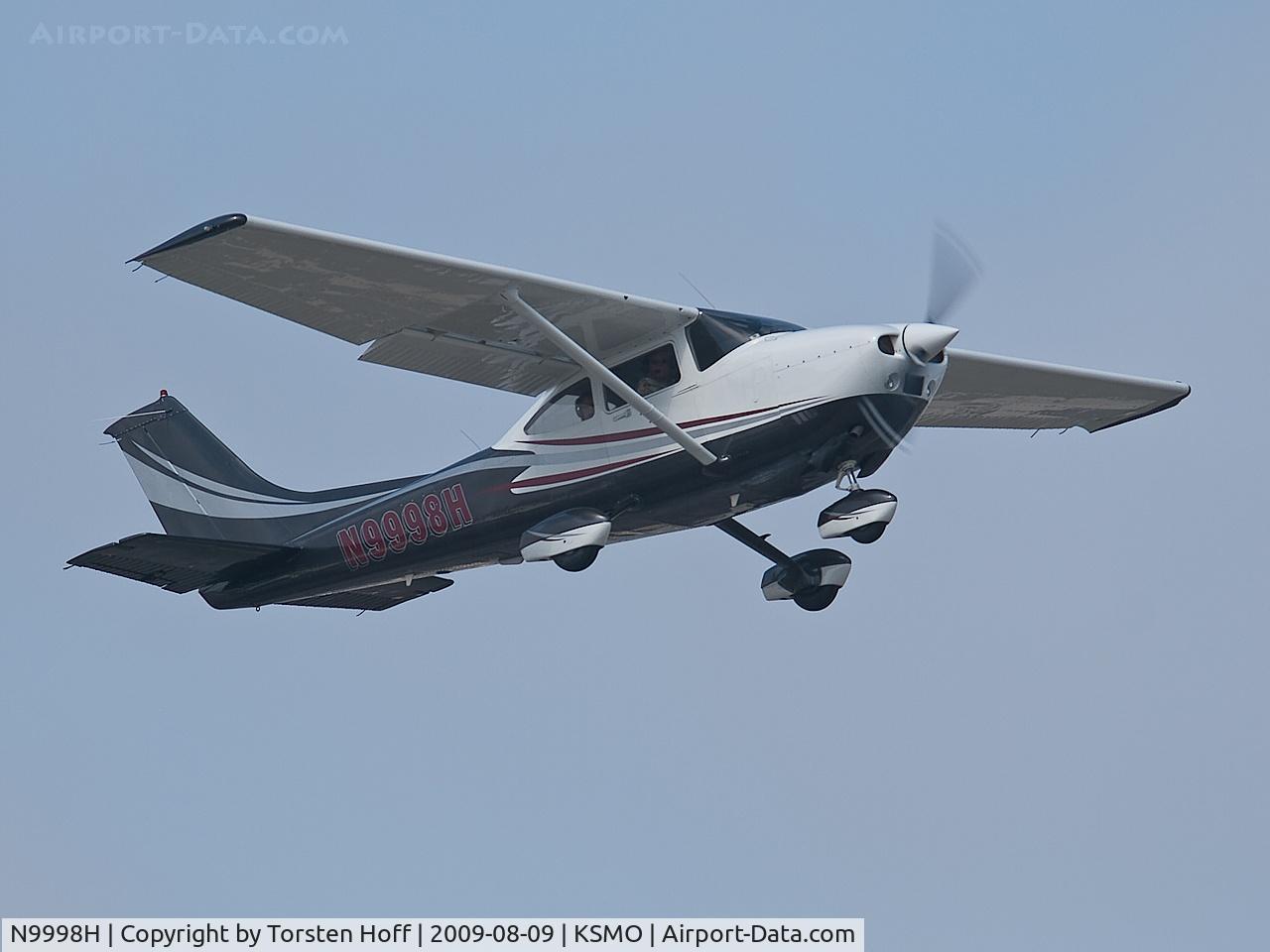 N9998H, 1982 Cessna 182R Skylane C/N 18268172, N9998H departing from RWY 03